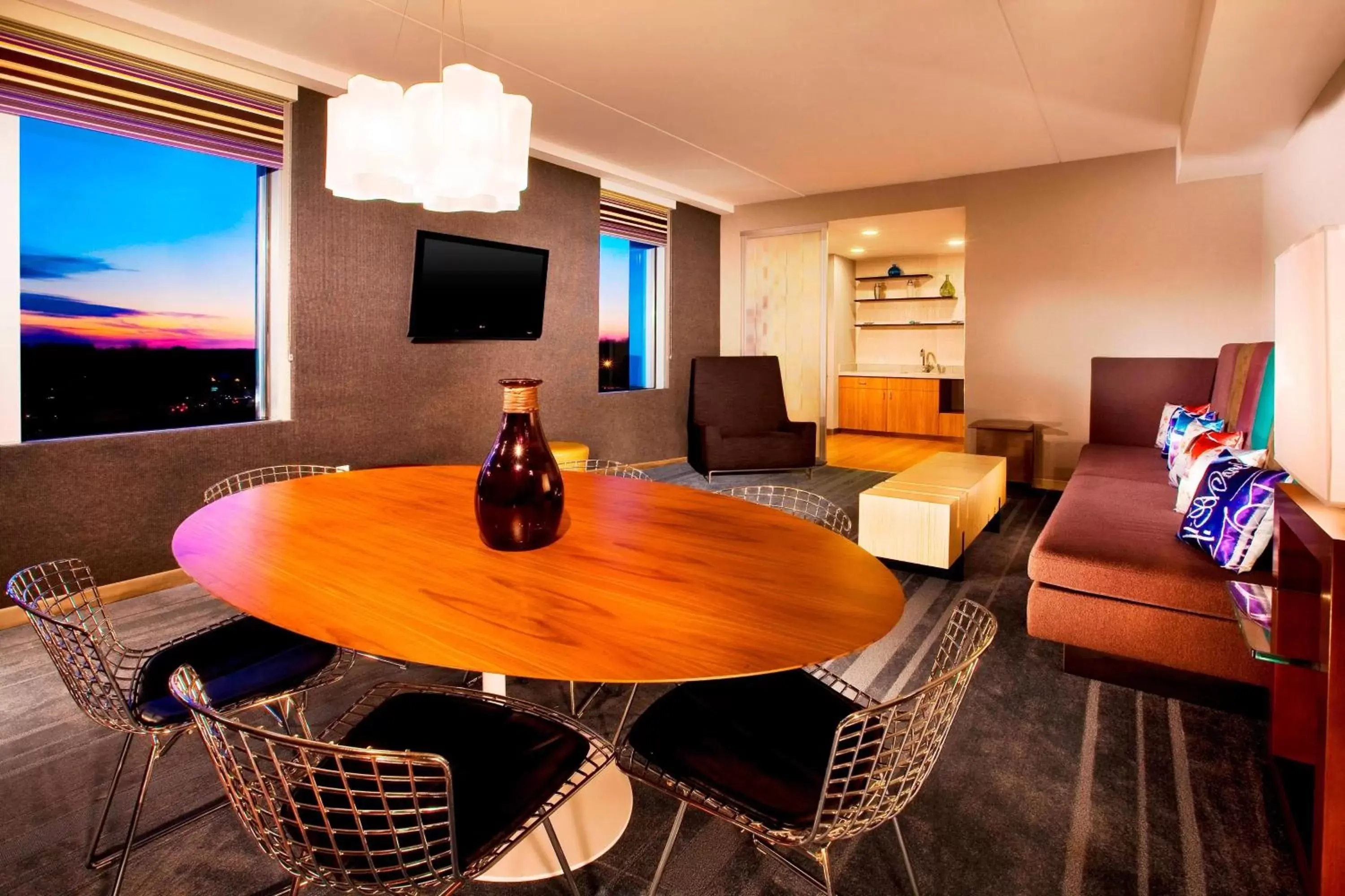 Photo of the whole room, Dining Area in Aloft Mount Laurel