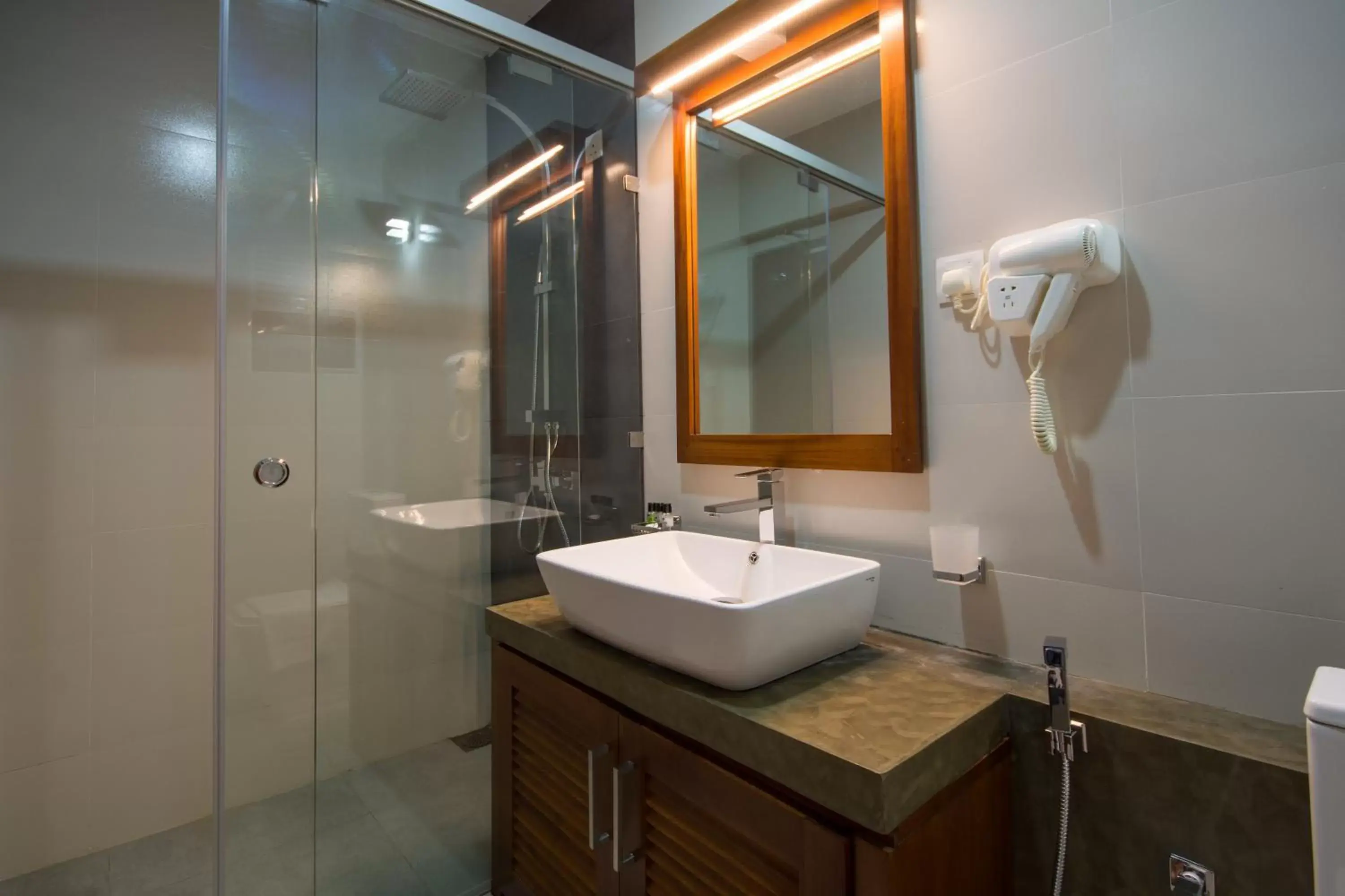 Shower, Bathroom in Ceyloni City Hotel