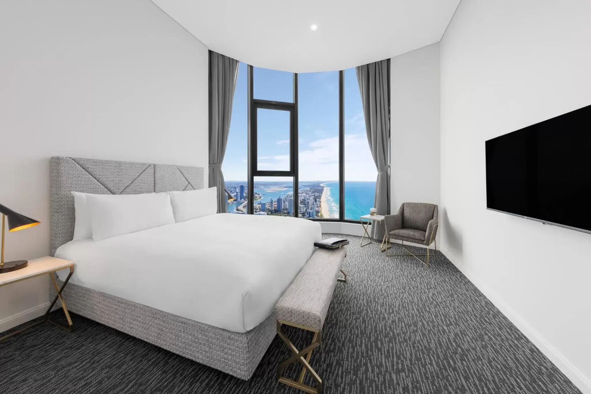 Bed in Meriton Suites Surfers Paradise