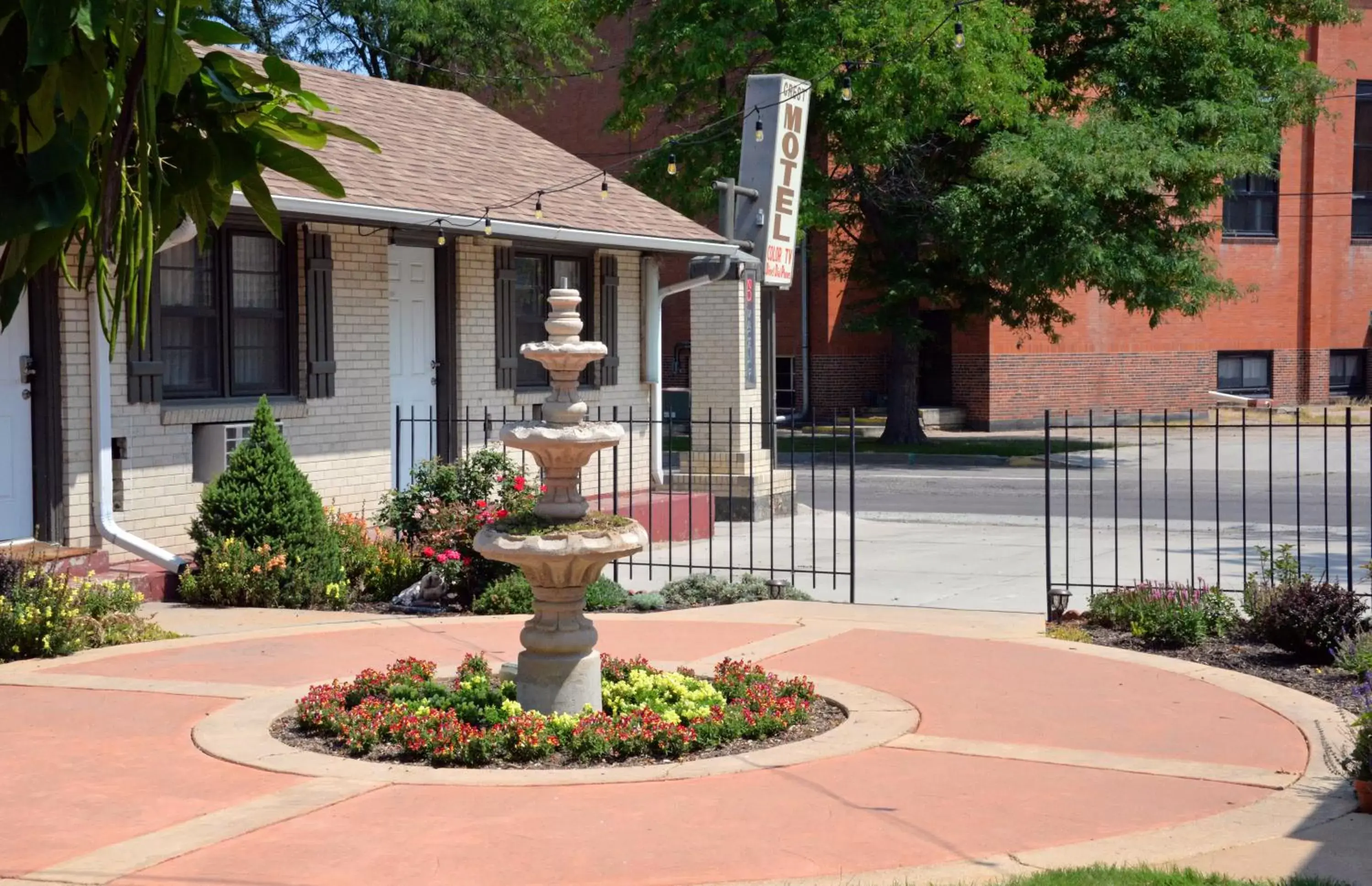 Garden in The Crest Motel