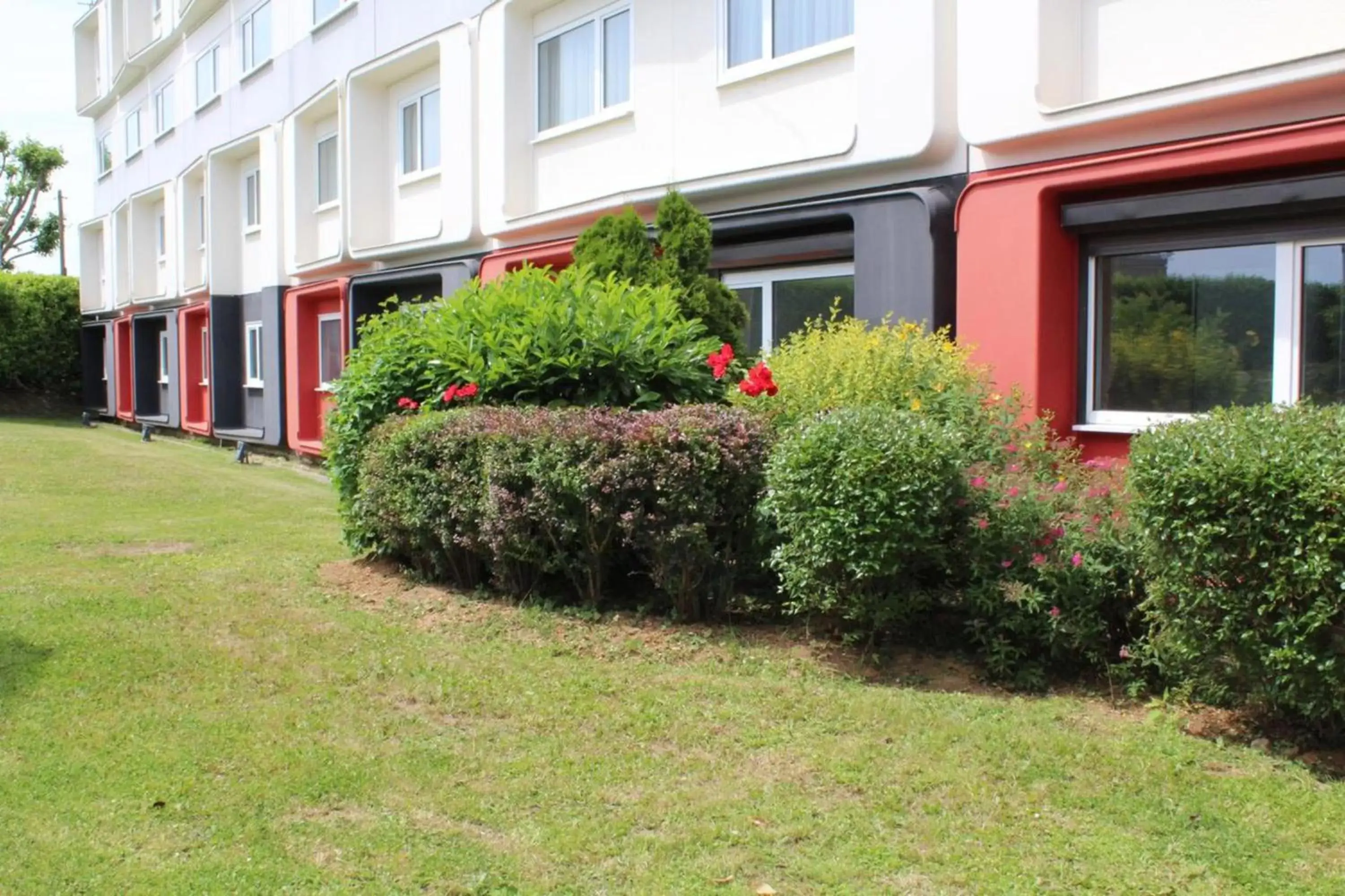 Property building, Garden in Golden Tulip Roissy Saint Witz