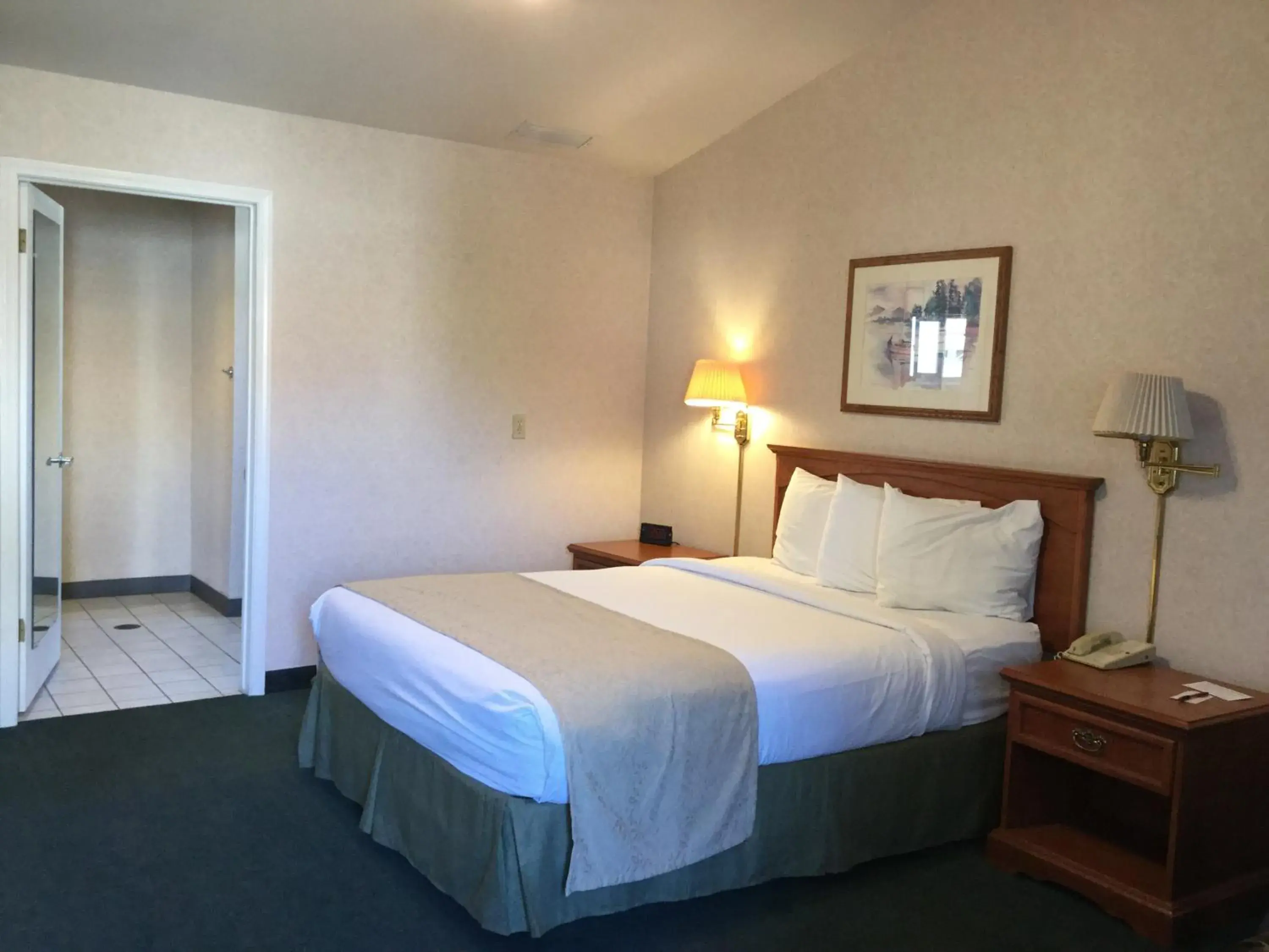 Bed in Garden Inn and Suites Fresno