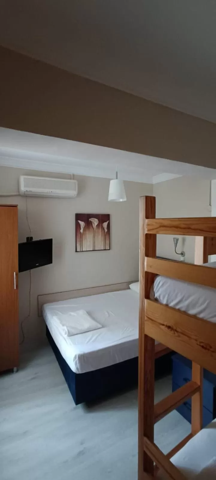 TV and multimedia, Bed in Hotel Crowded House