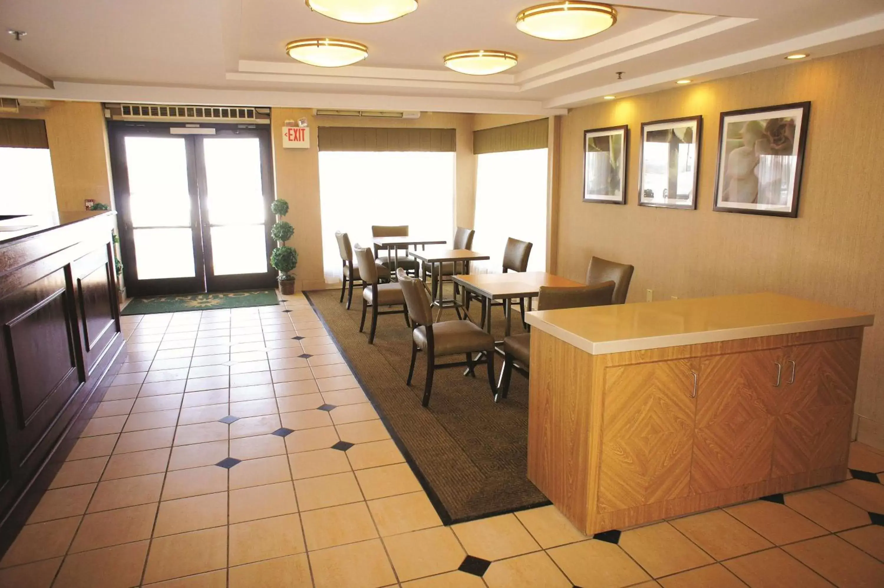 Lobby or reception, Restaurant/Places to Eat in La Quinta by Wyndham Warwick Providence Airport
