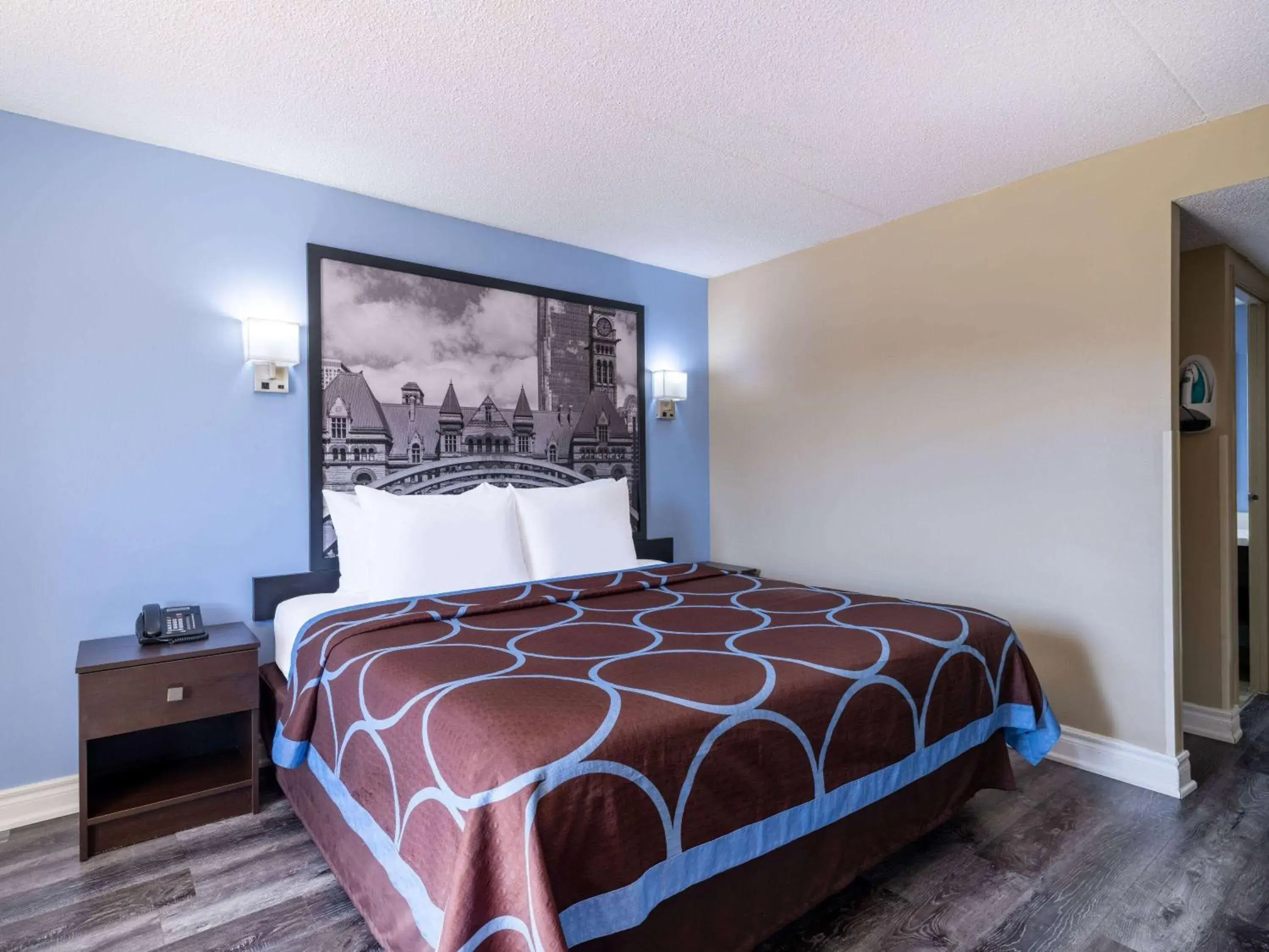 Photo of the whole room, Bed in Super 8 by Wyndham Toronto East ON