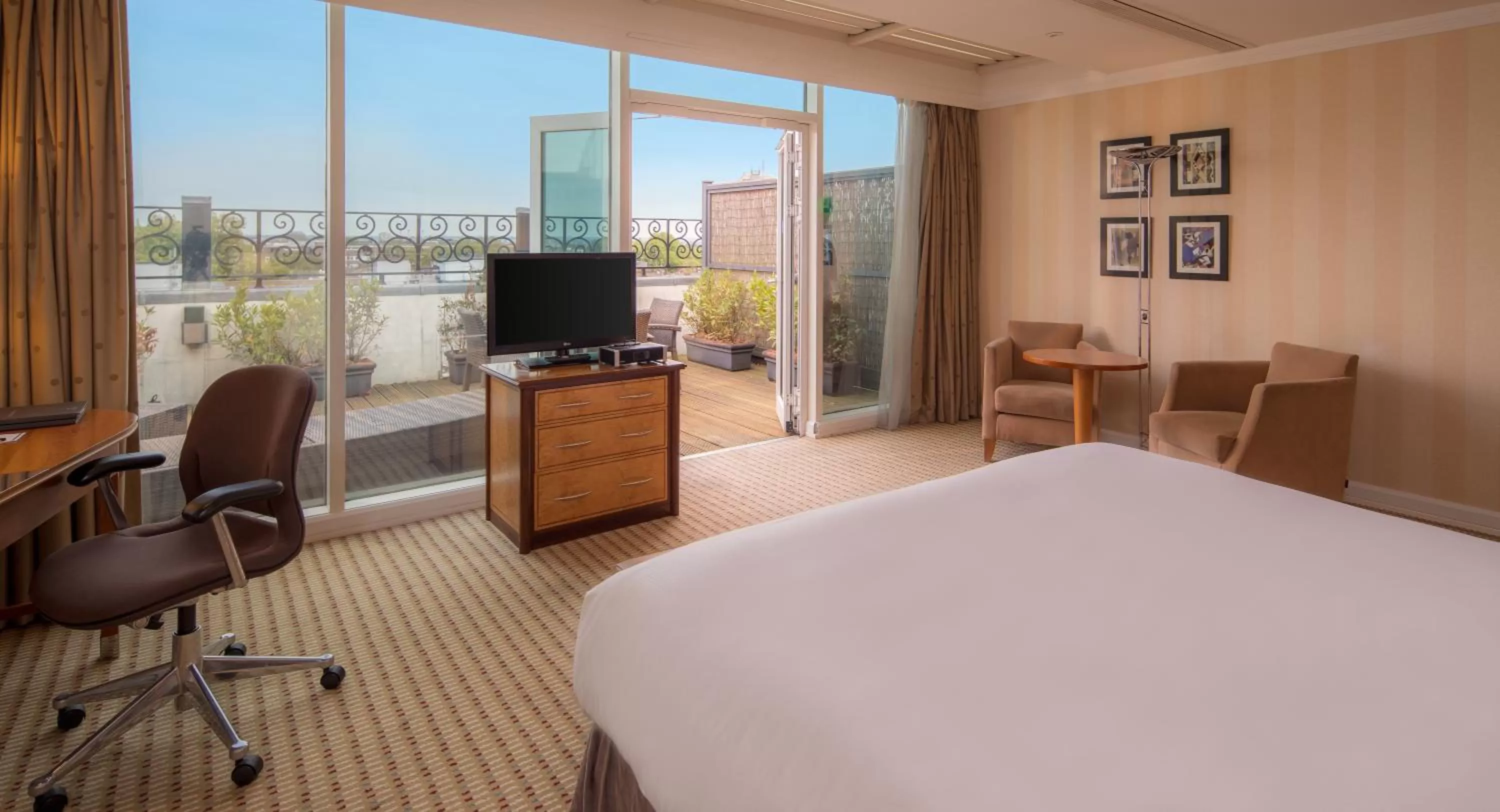 Bedroom, Bed in Hilton London Paddington