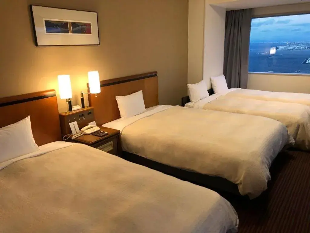 Deluxe Corner Twin Room with Extra Bed and Highway View - Non-Smoking in Star Gate Hotel Kansai Airport