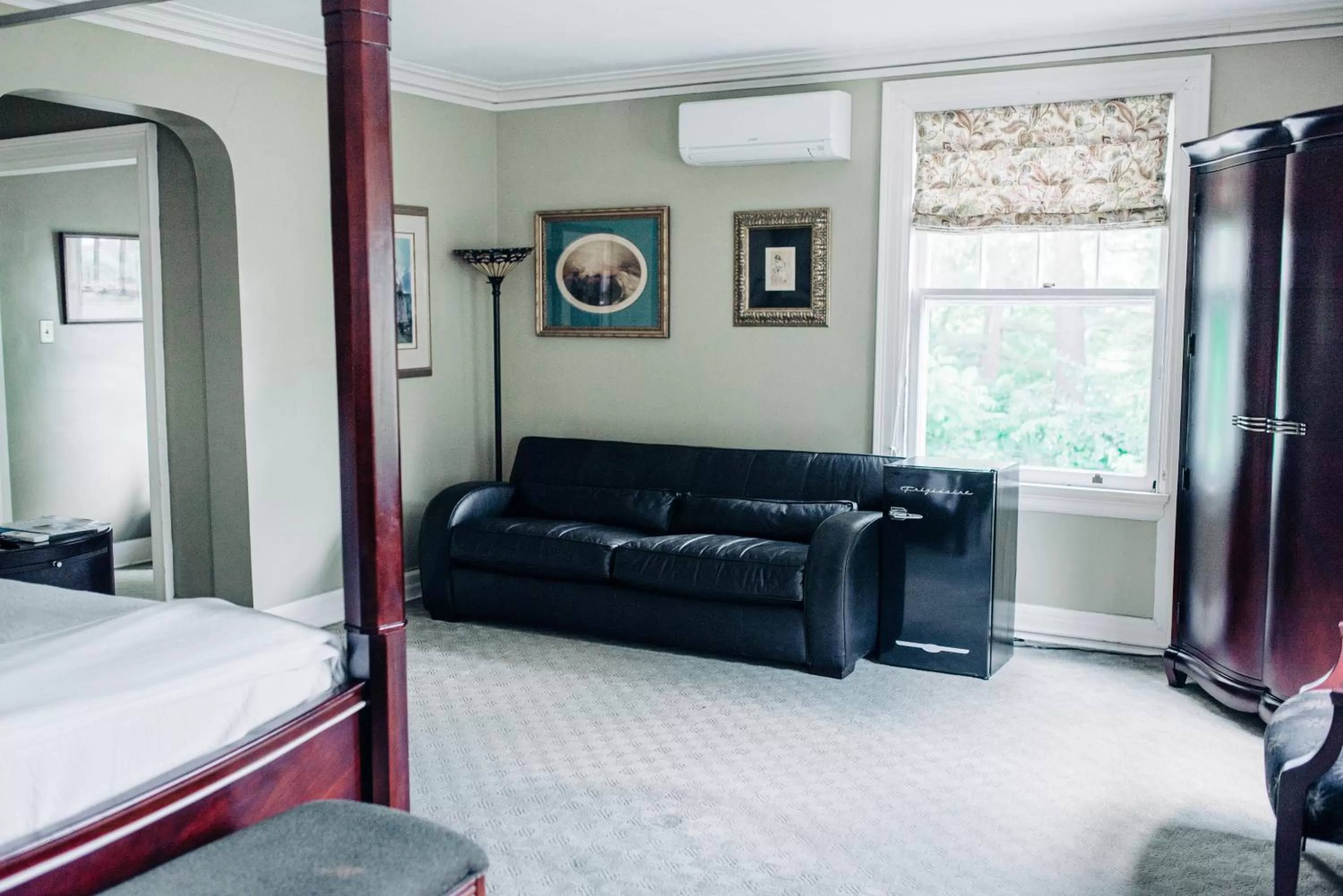 Seating area, Bed in Benn Conger Inn