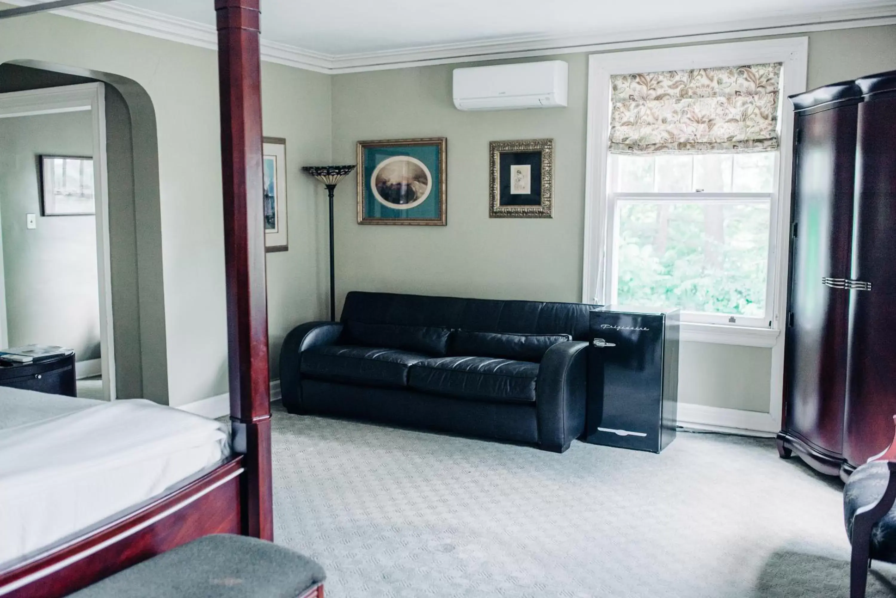 Seating area, Bed in Benn Conger Inn Seating area, Bed in Benn Conger Inn