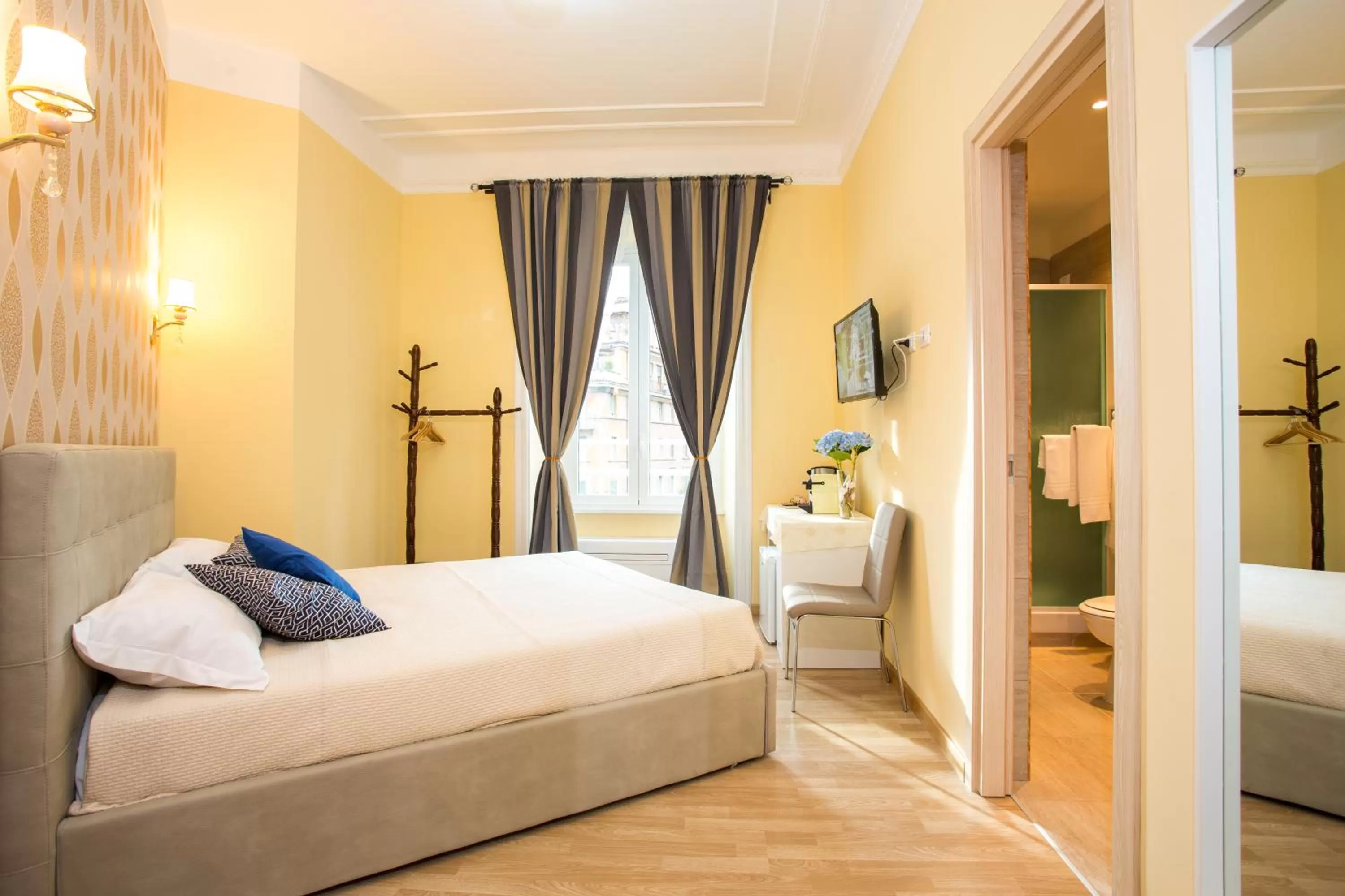 Shower, Bed in BQ House Castello Luxury Rooms