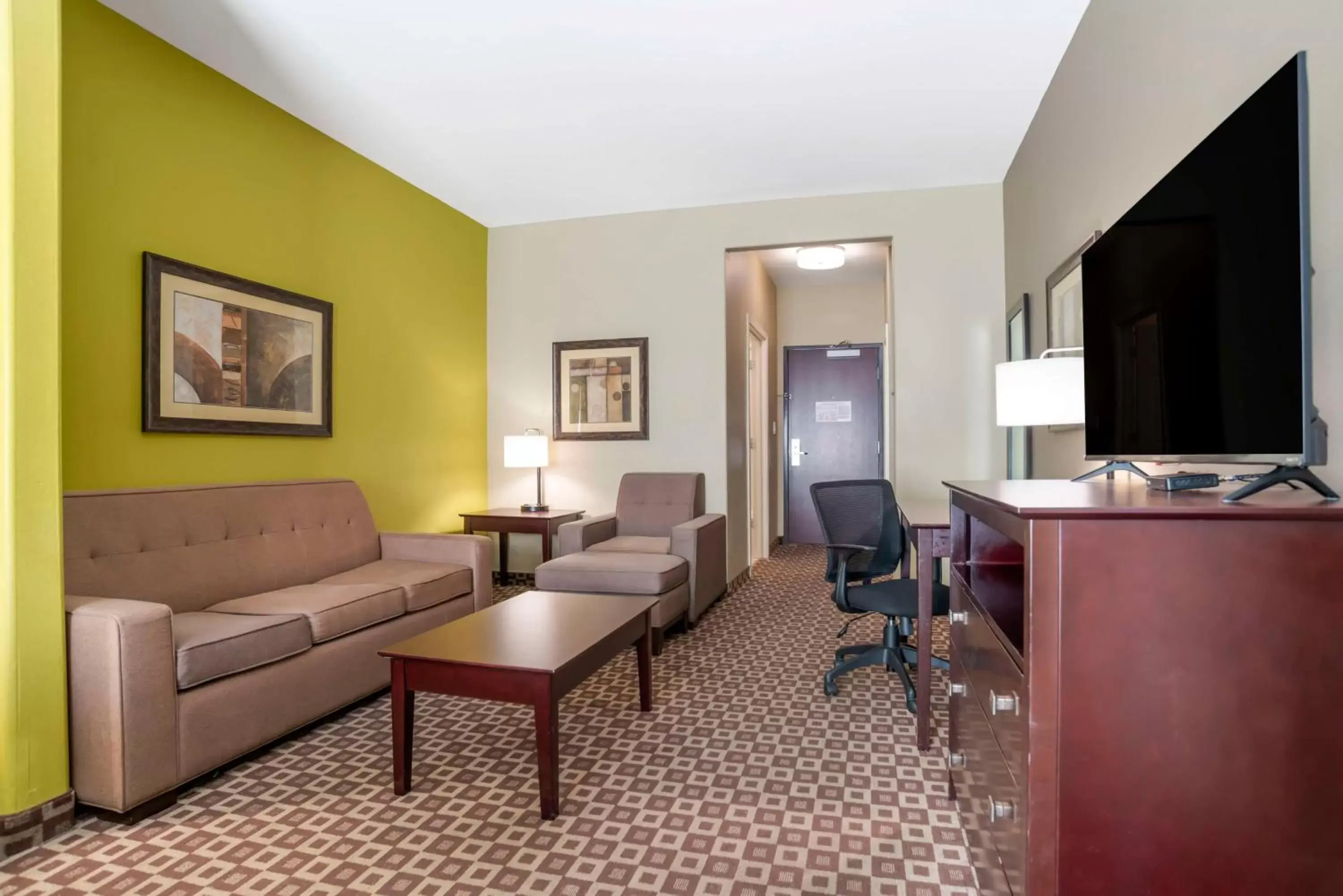 Bedroom, Seating Area in Best Western Plus Chalmette Hotel