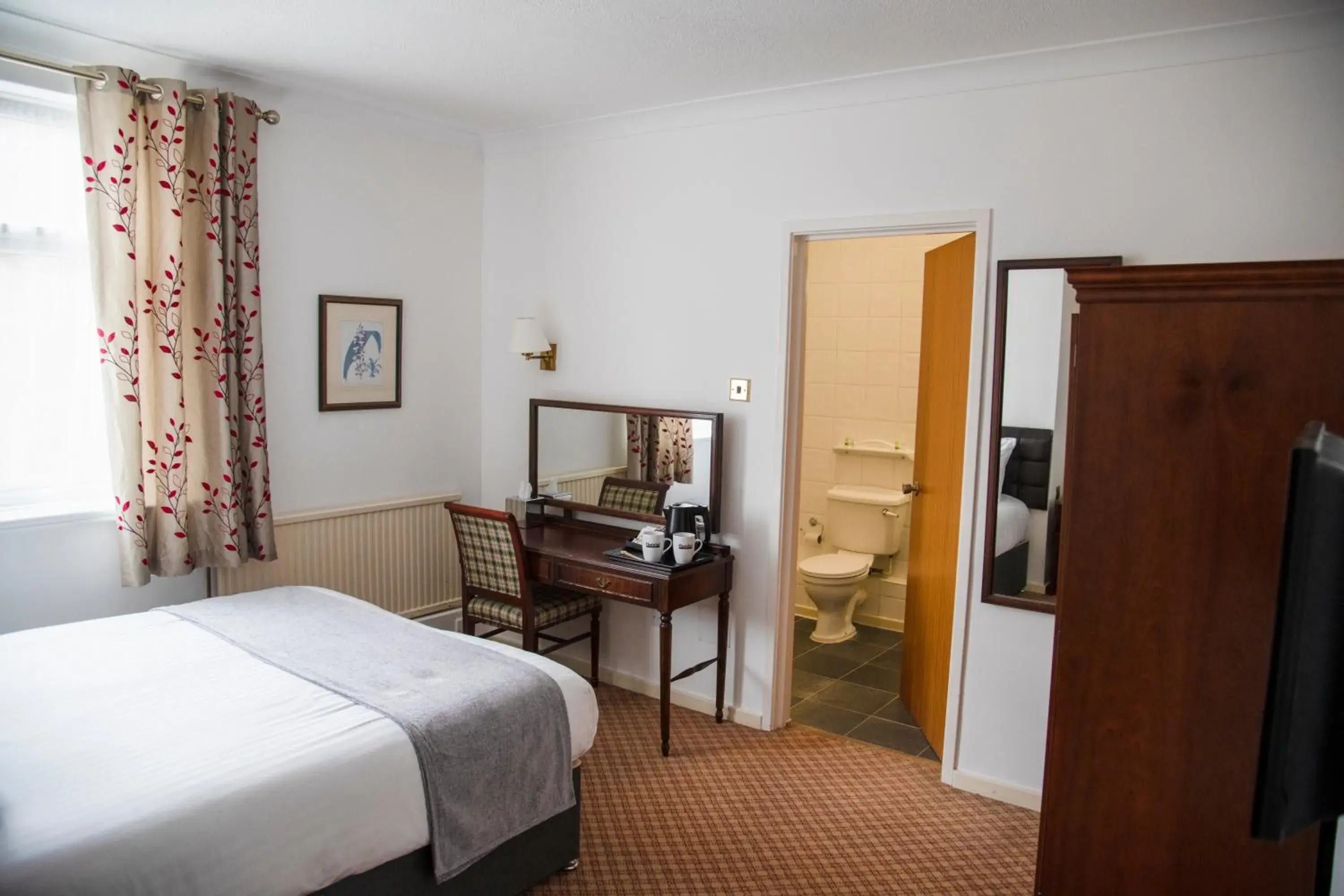 Bed, TV/Entertainment Center in Hamlet Hotels Maidstone