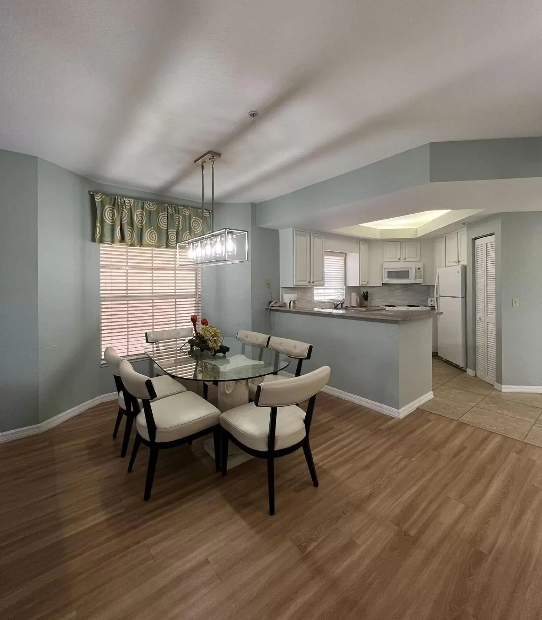 Kitchen or kitchenette, Dining Area in Star Island Resort and Club - Near Disney