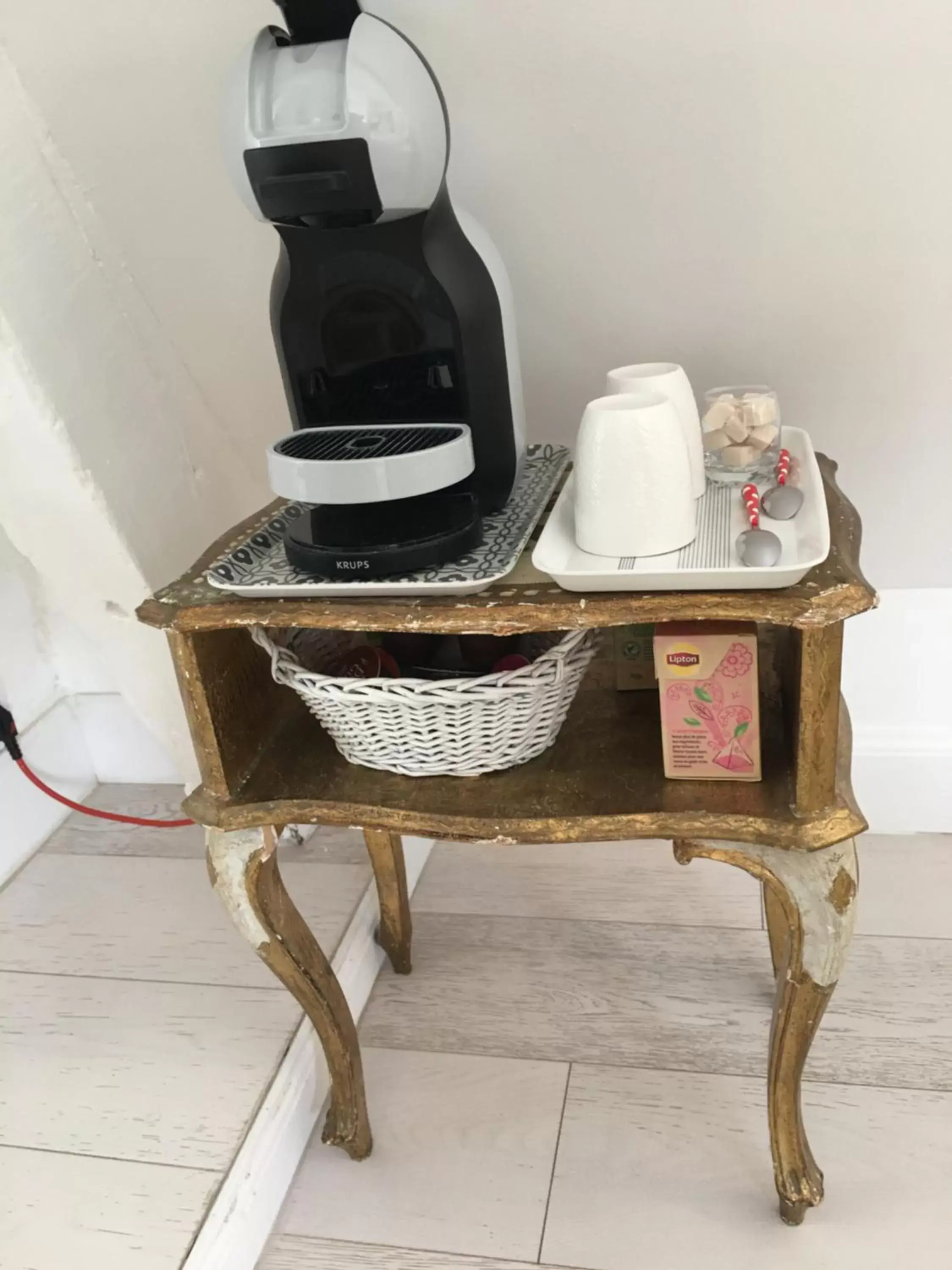 Coffee/tea facilities in La Romance et la Romanesque