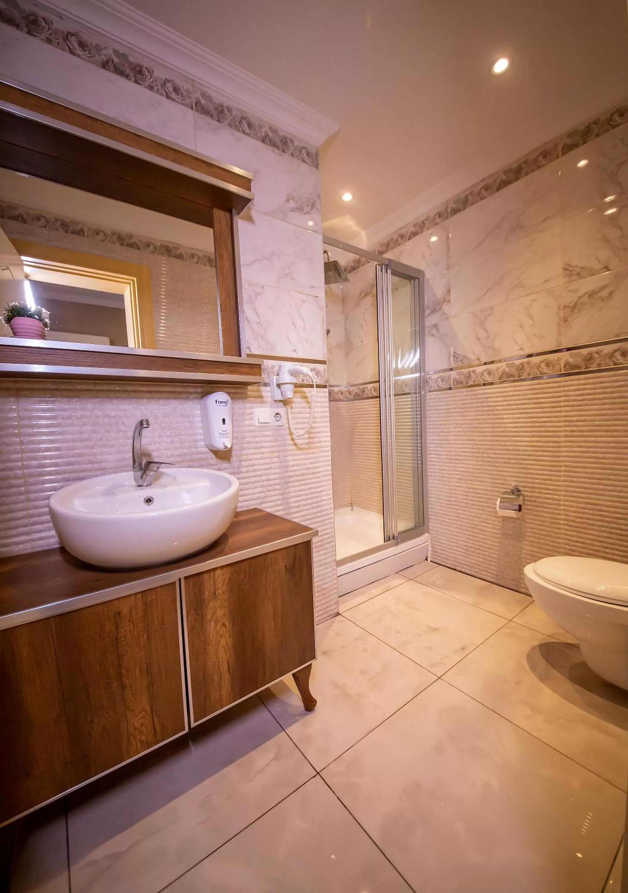 Shower, Bathroom in Royal Palace Hotel