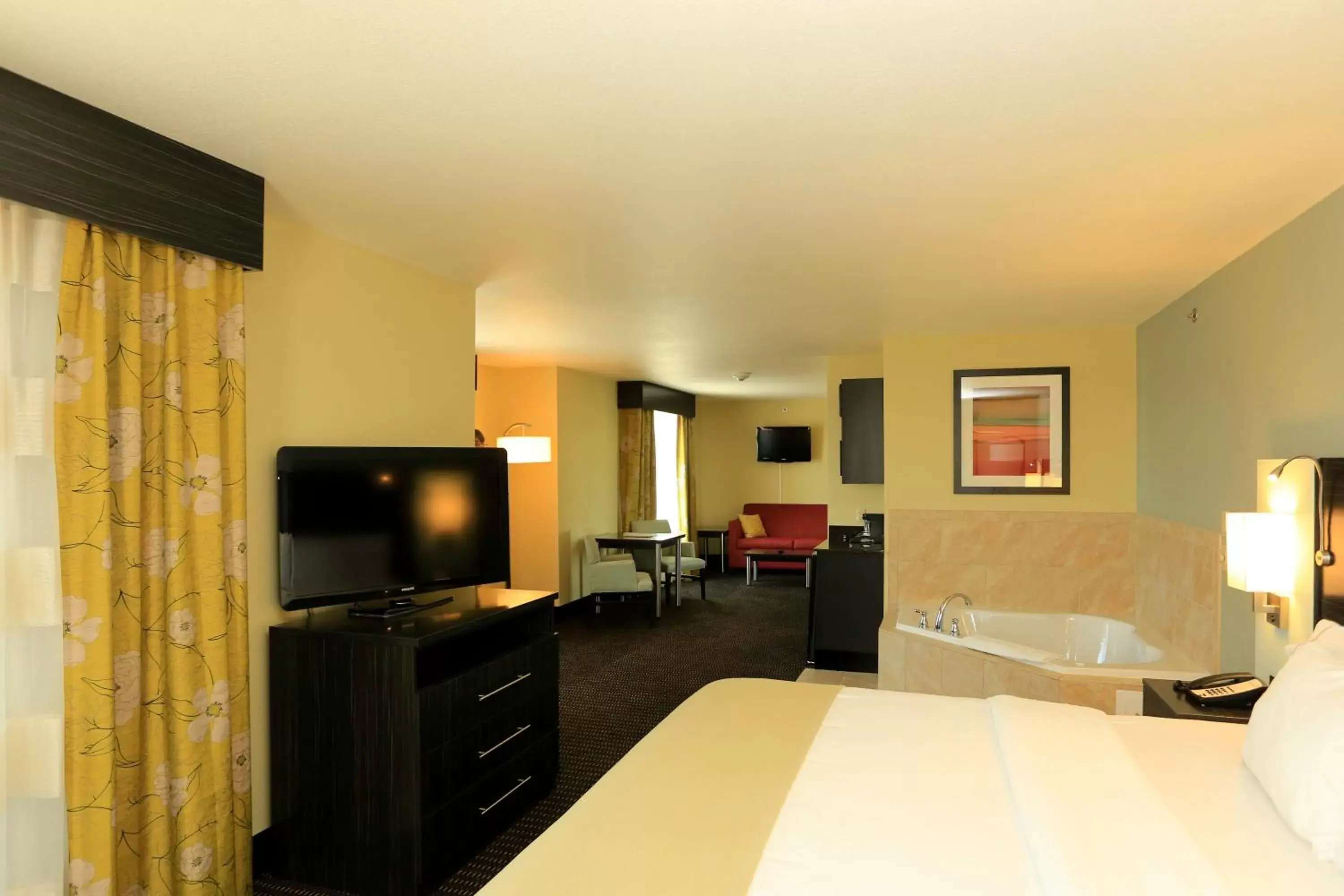 Photo of the whole room, TV/Entertainment Center in Holiday Inn Express & Suites Marion Northeast, an IHG Hotel