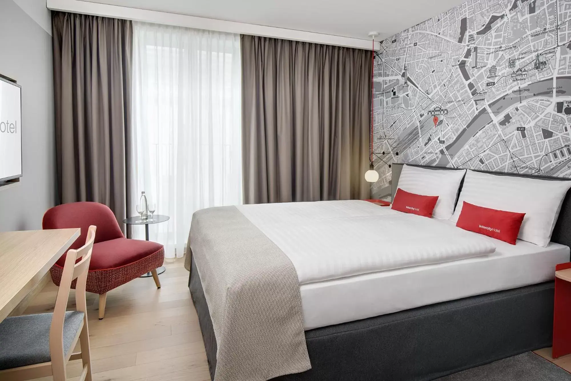 Photo of the whole room, Bed in IntercityHotel Frankfurt Hauptbahnhof Süd