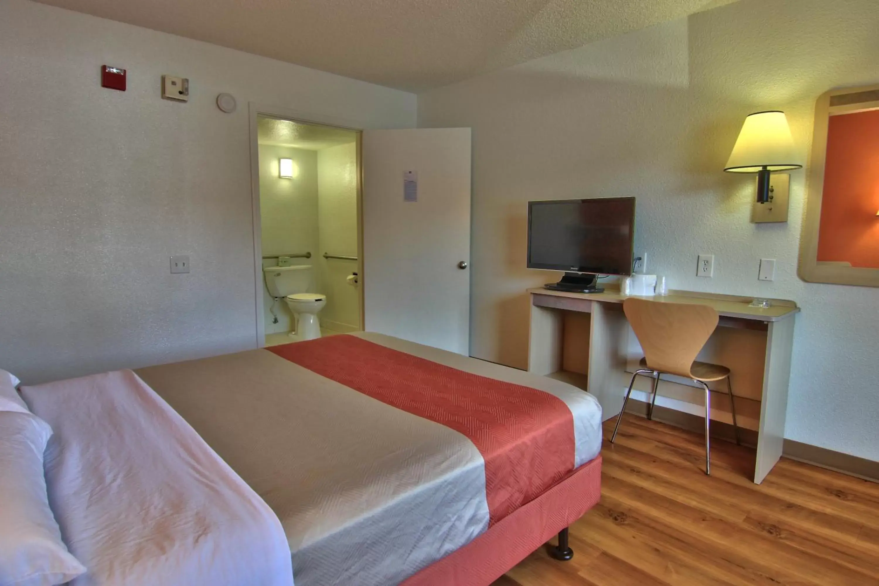 Bedroom, TV/Entertainment Center in Motel 6-West Sacramento, CA