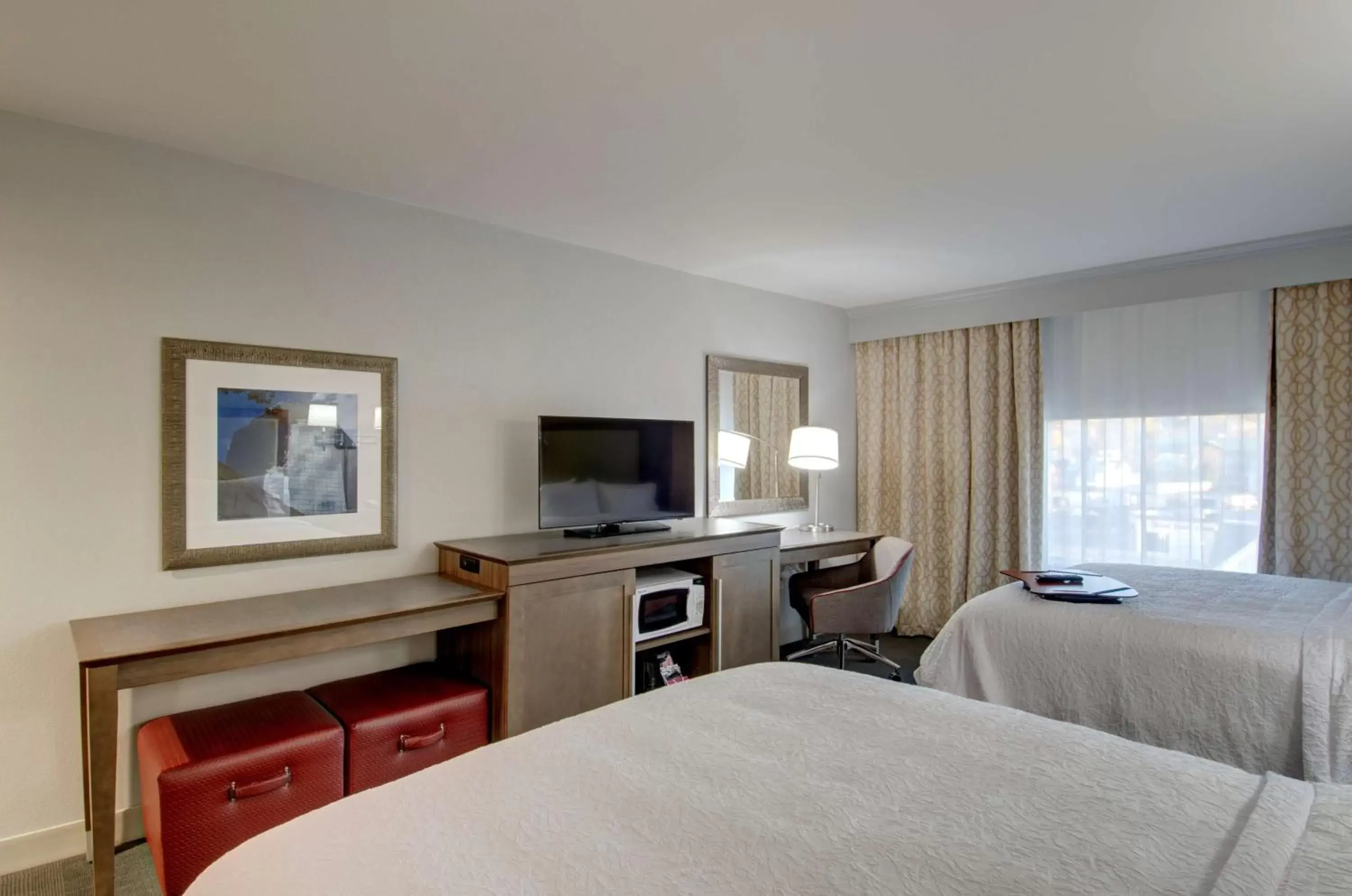 Bed, TV/Entertainment Center in Hampton Inn & Suites Springfield Downtown