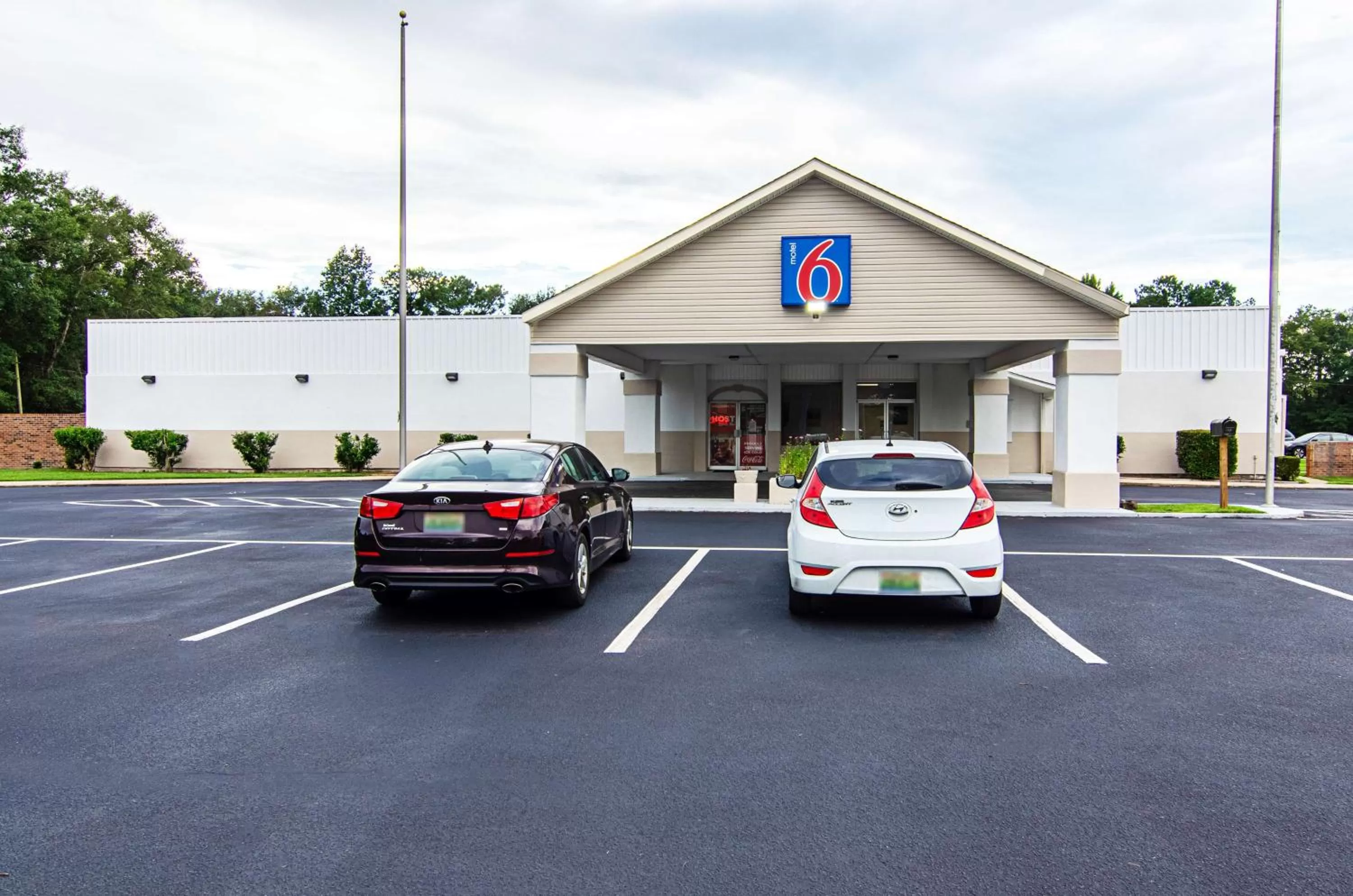 Property building in Motel 6-Bay Minette, AL