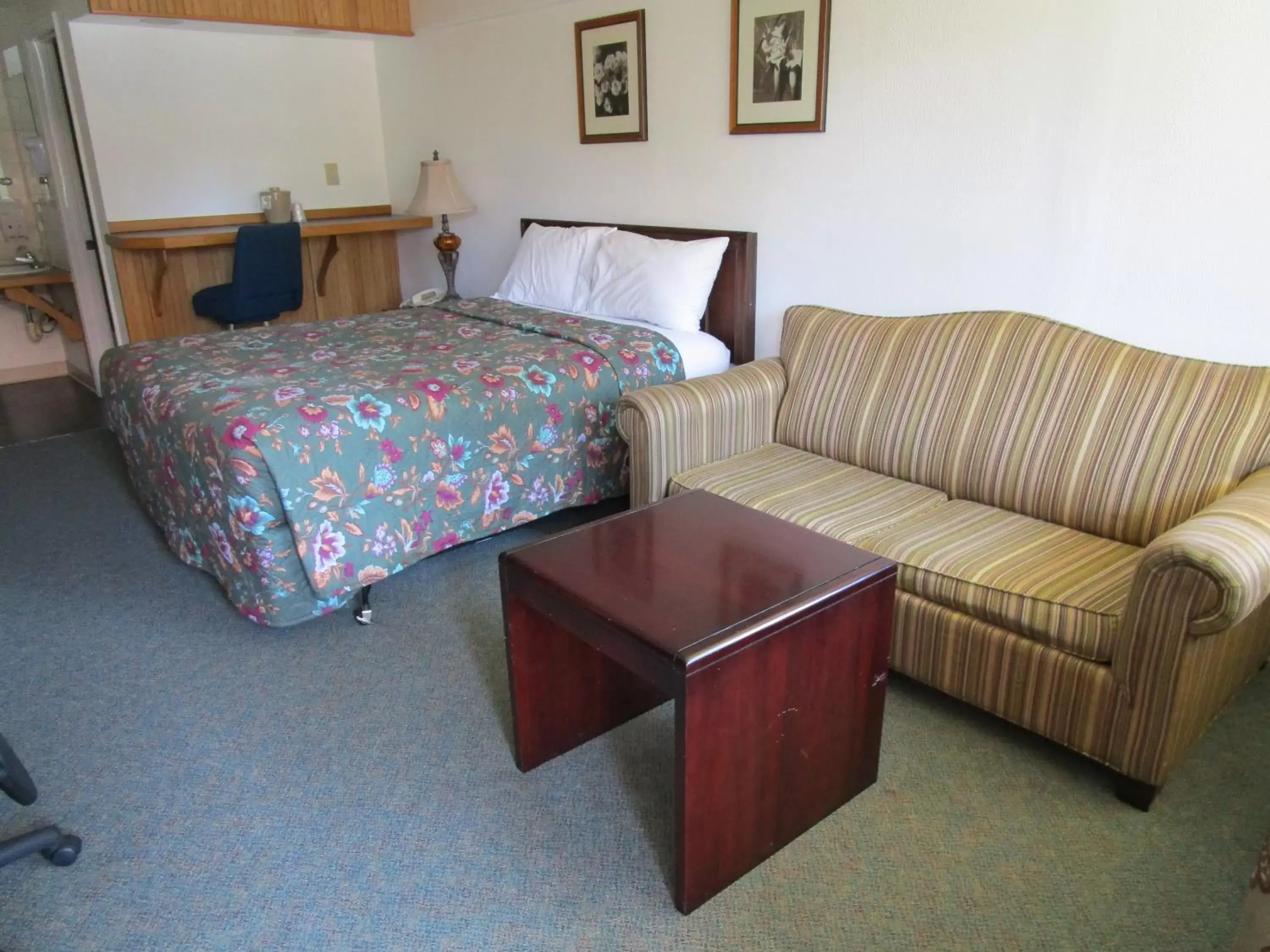 Photo of the whole room, Room Photo in Northwoods Motel