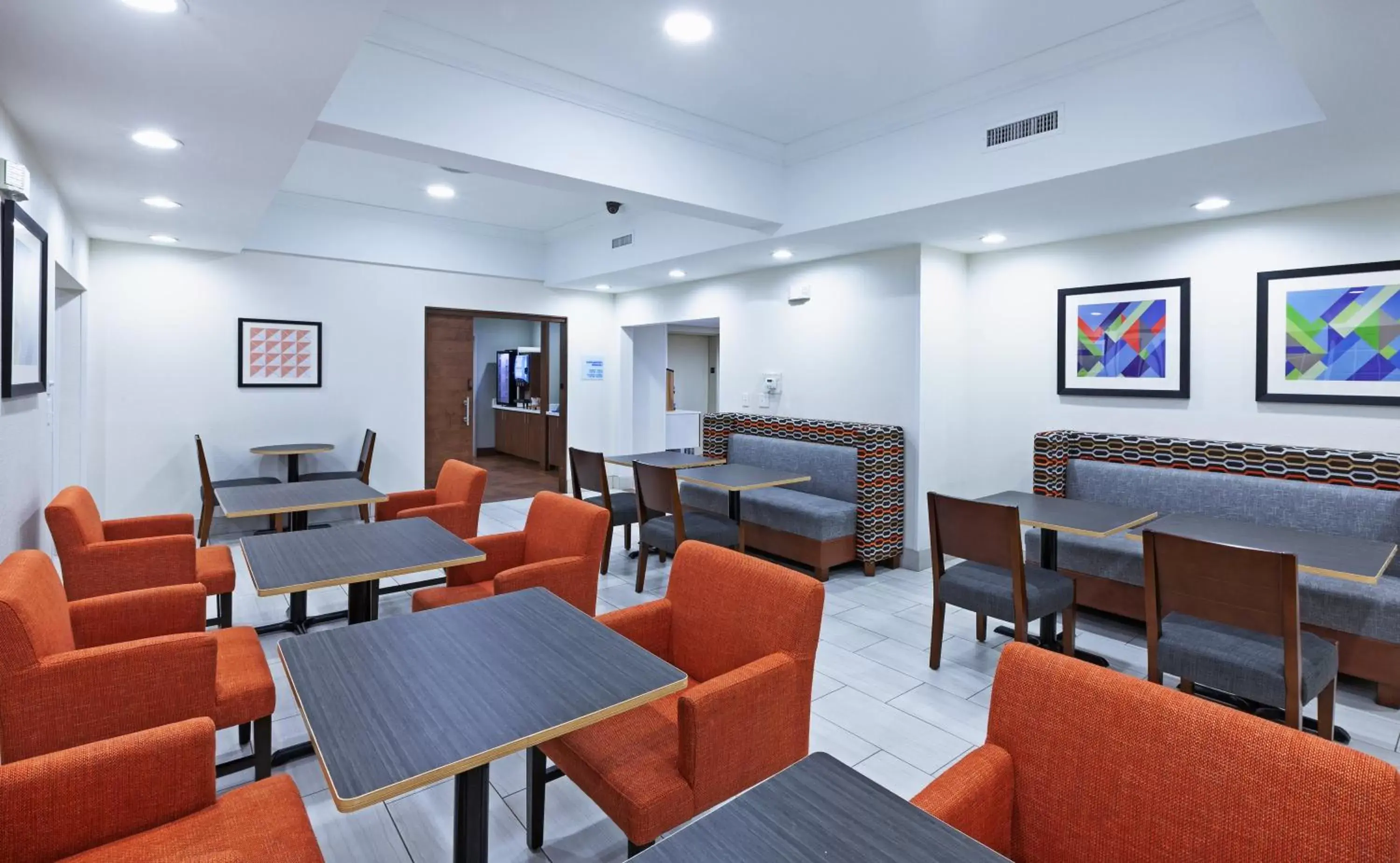 Breakfast, Restaurant/Places to Eat in Holiday Inn Express Hotel and Suites Jenks, an IHG Hotel