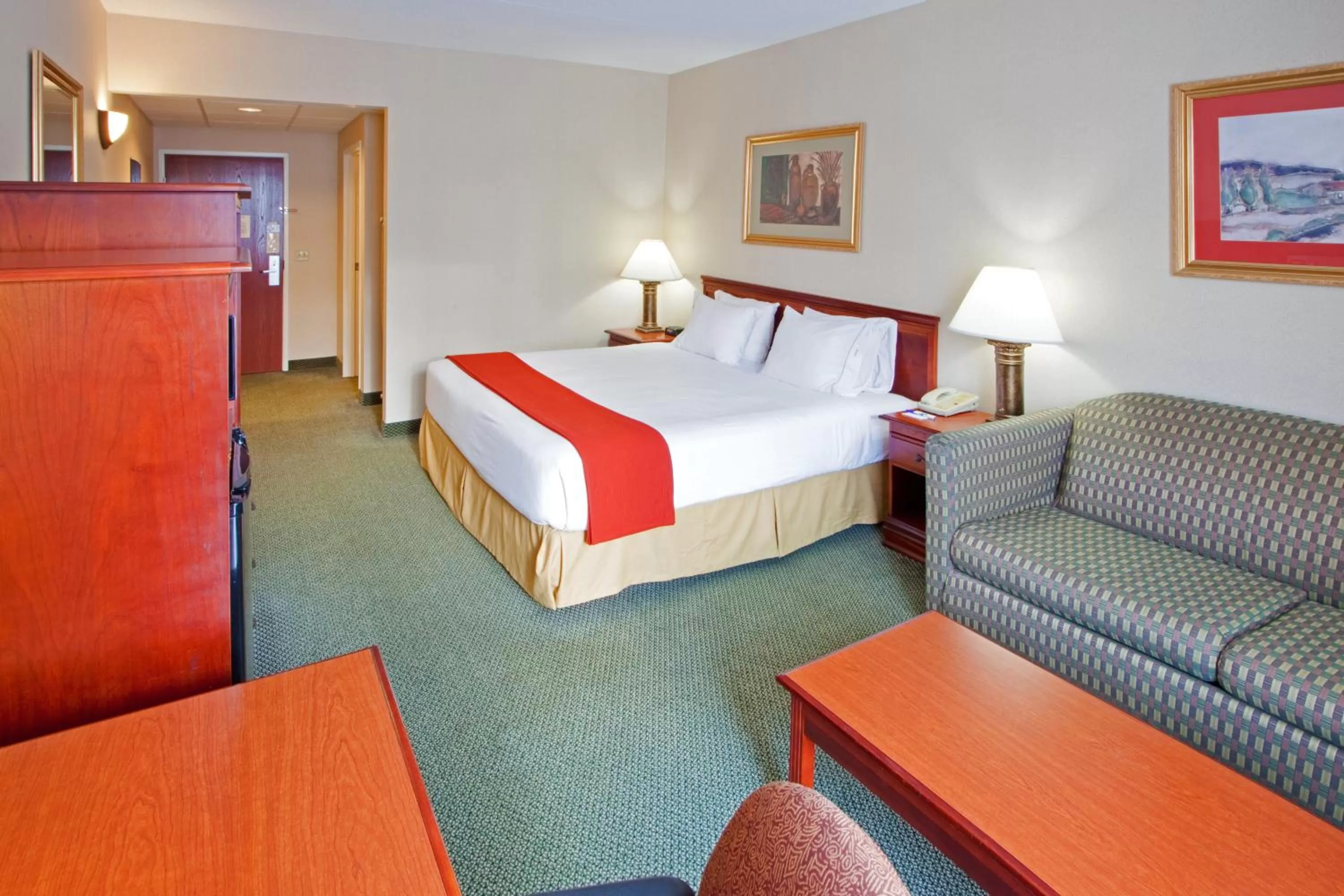 Photo of the whole room, Bed in Holiday Inn Express Hanover by IHG