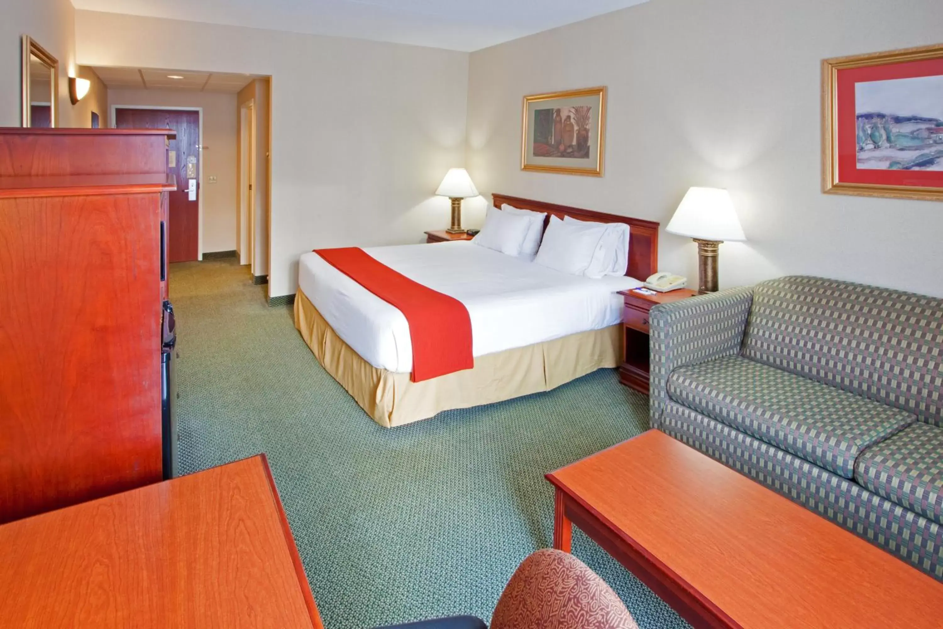 Photo of the whole room, Bed in Holiday Inn Express Hanover by IHG Photo of the whole room, Bed in Holiday Inn Express Hanover by IHG