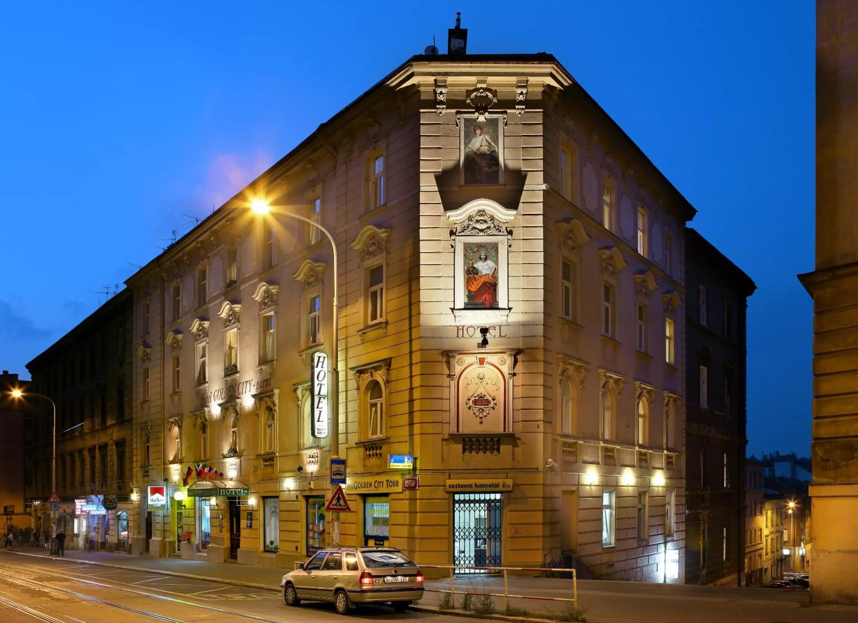 Facade/entrance, Property Building in Hotel Golden City Garni