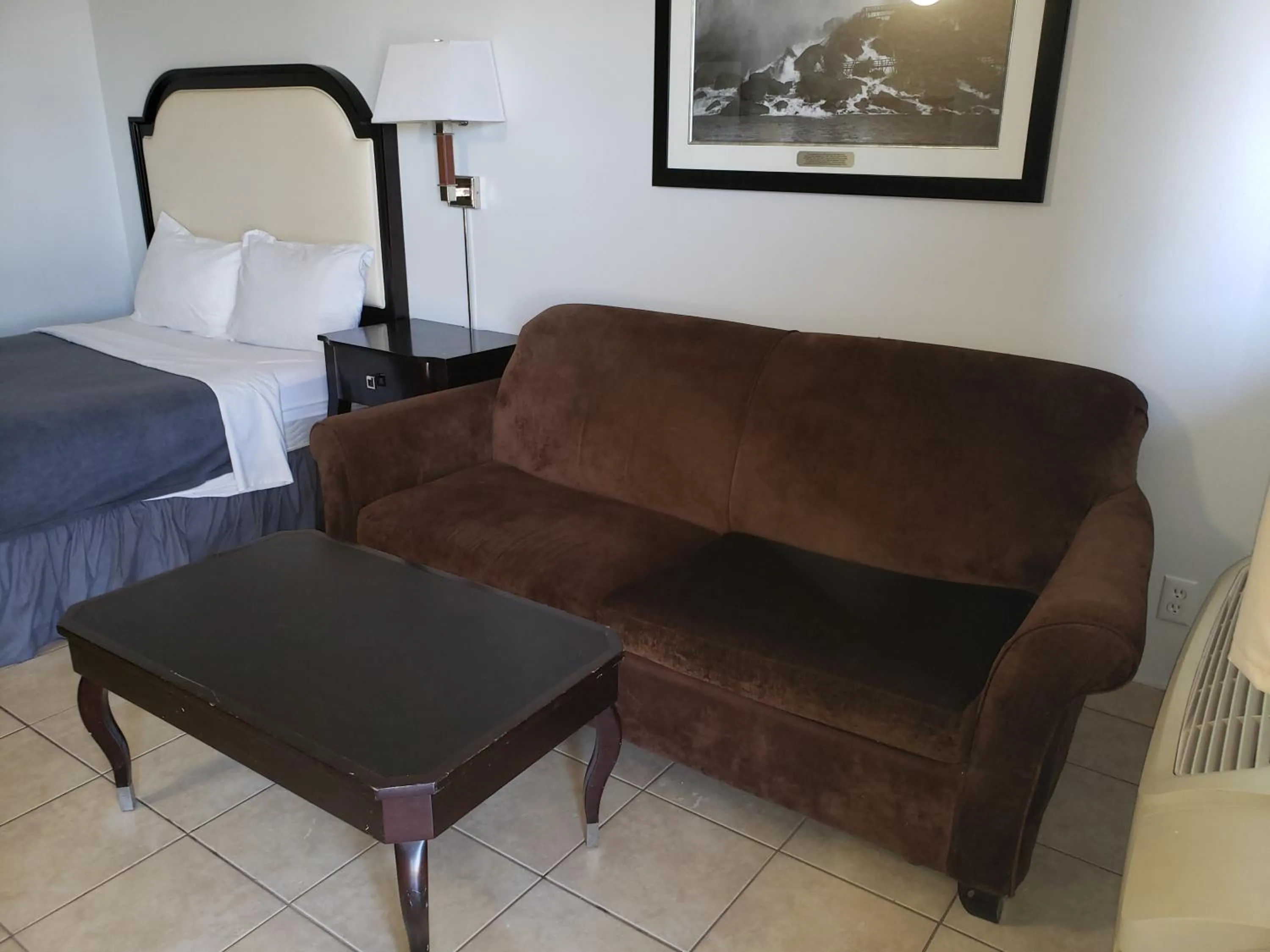 Bed in Niagara Falls Courtside Inn