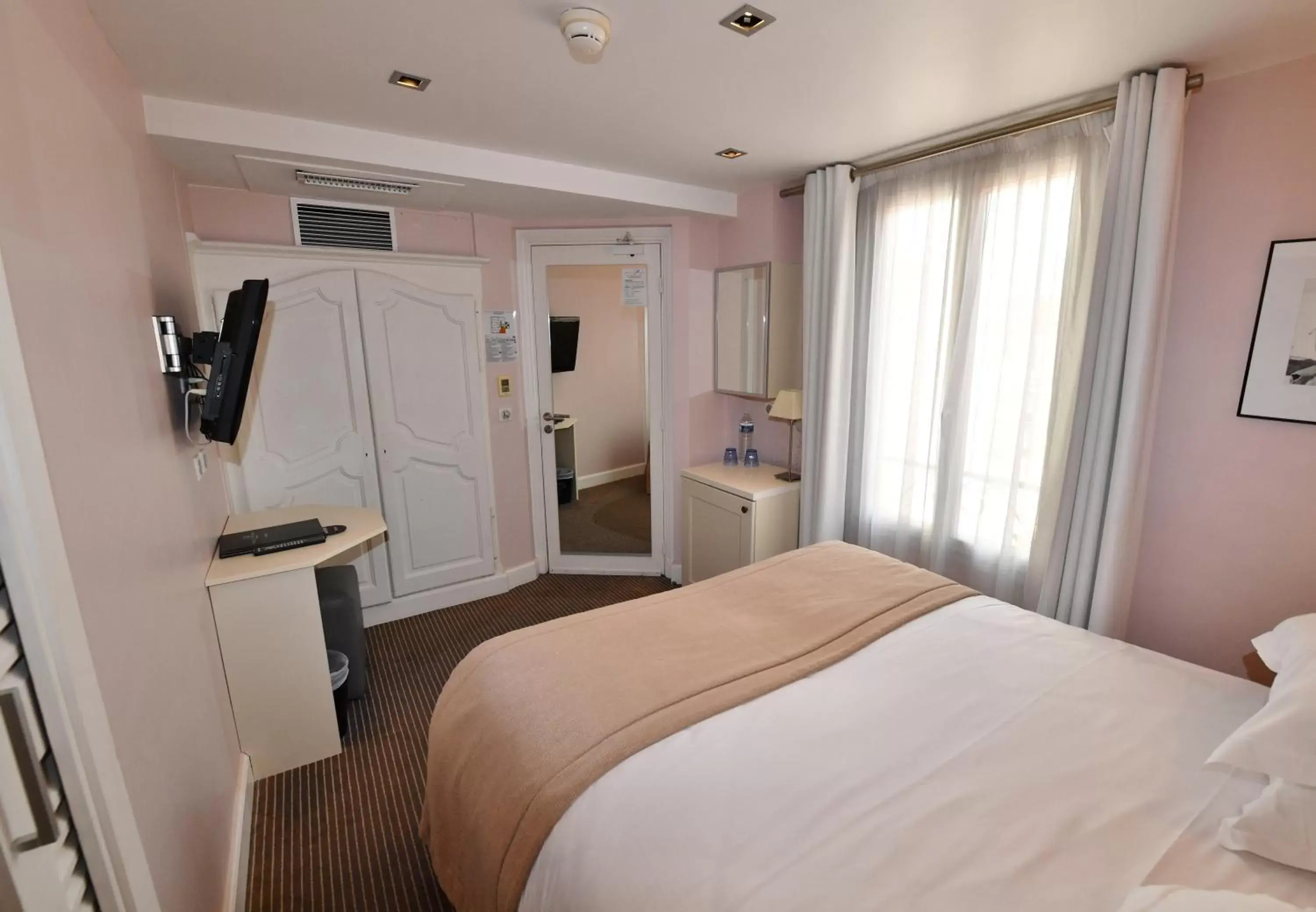 Photo of the whole room, Bed in Hôtel de Provence