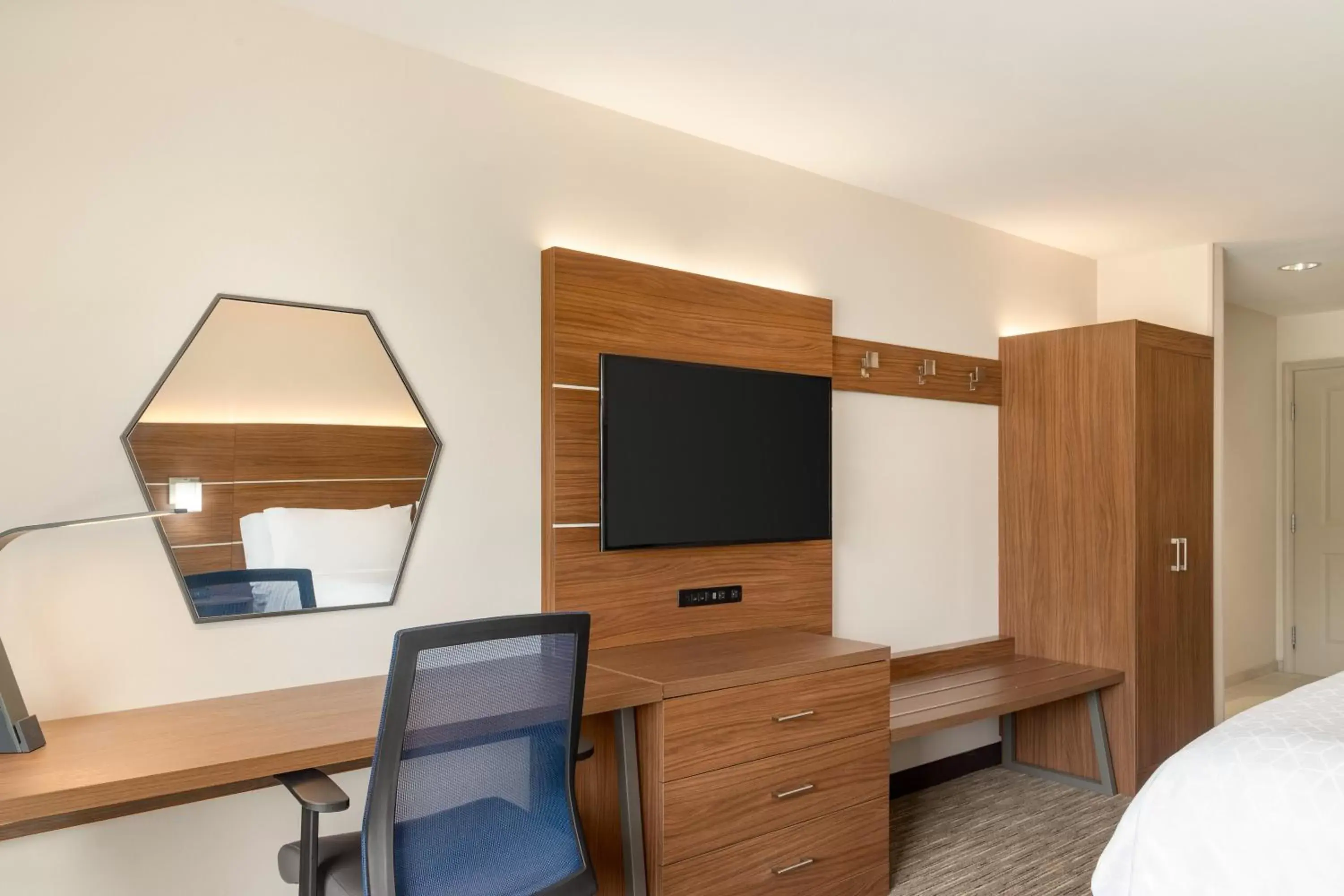 Bedroom, TV/Entertainment Center in Holiday Inn Express & Suites Searcy, an IHG Hotel