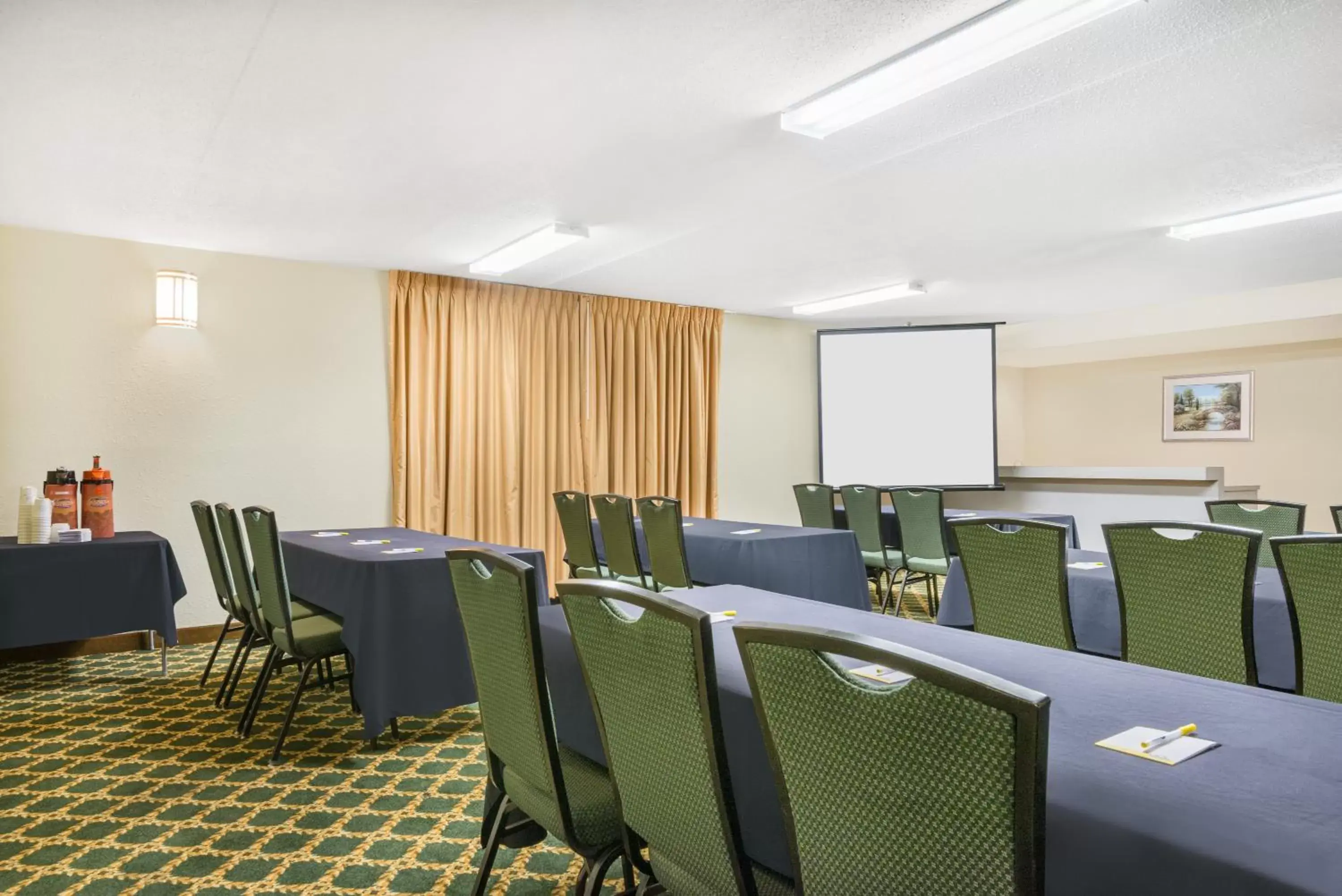 Meeting/conference room in Days Inn by Wyndham Indianapolis Northeast