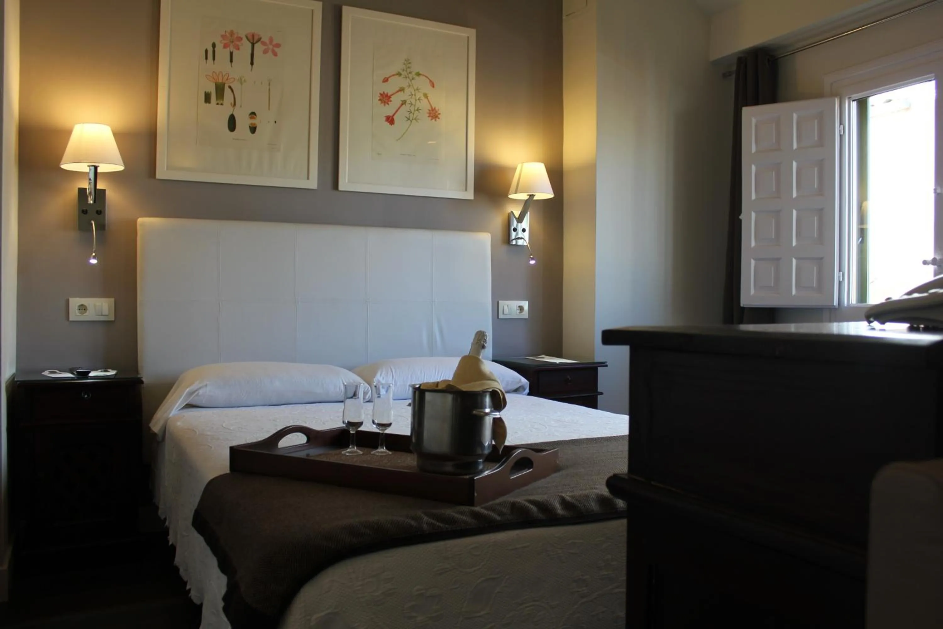 Photo of the whole room, Bed in Hotel Leonor de Aquitania