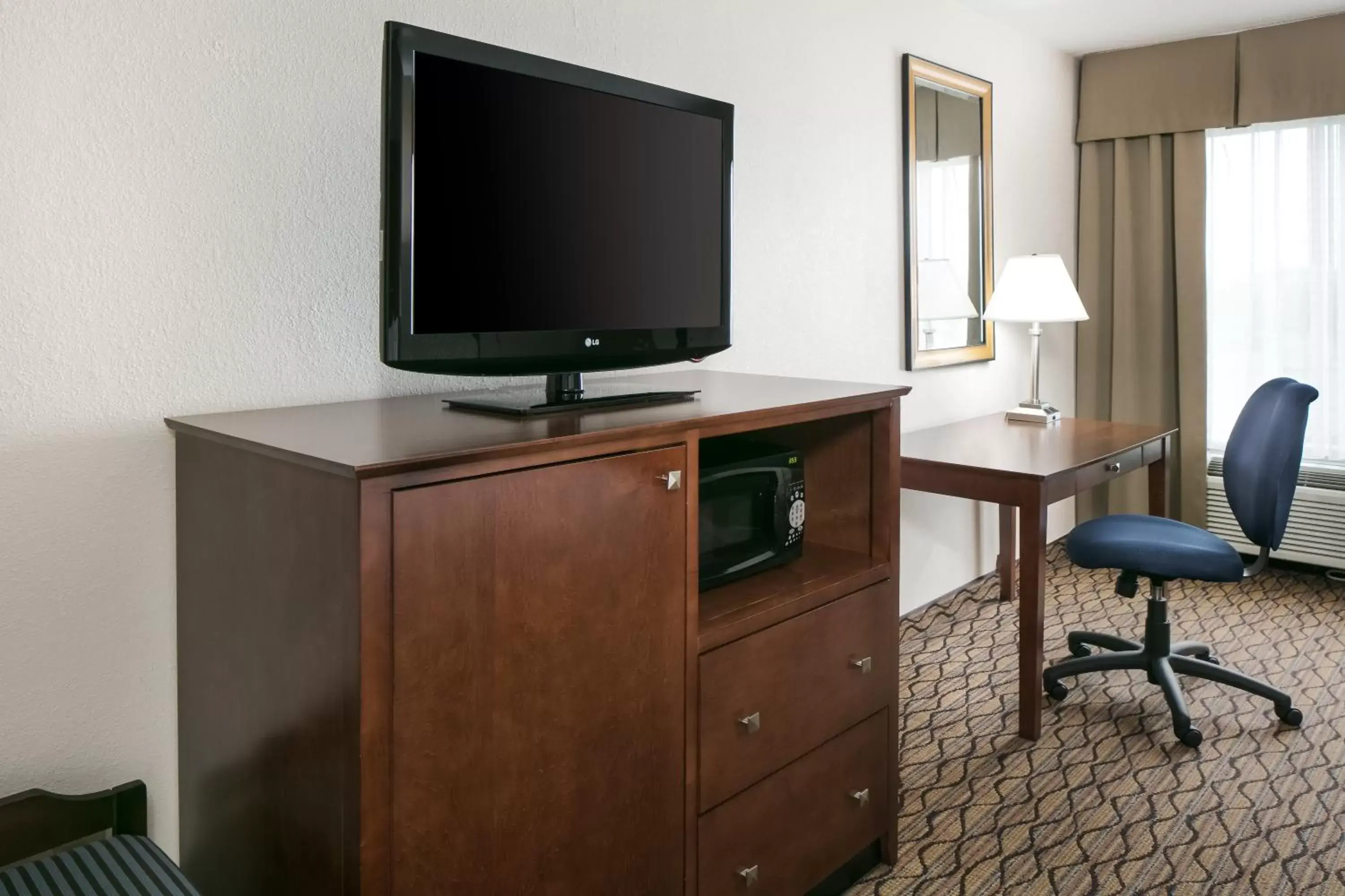 Photo of the whole room, TV/Entertainment Center in Holiday Inn Express & Suites Clinton, an IHG Hotel