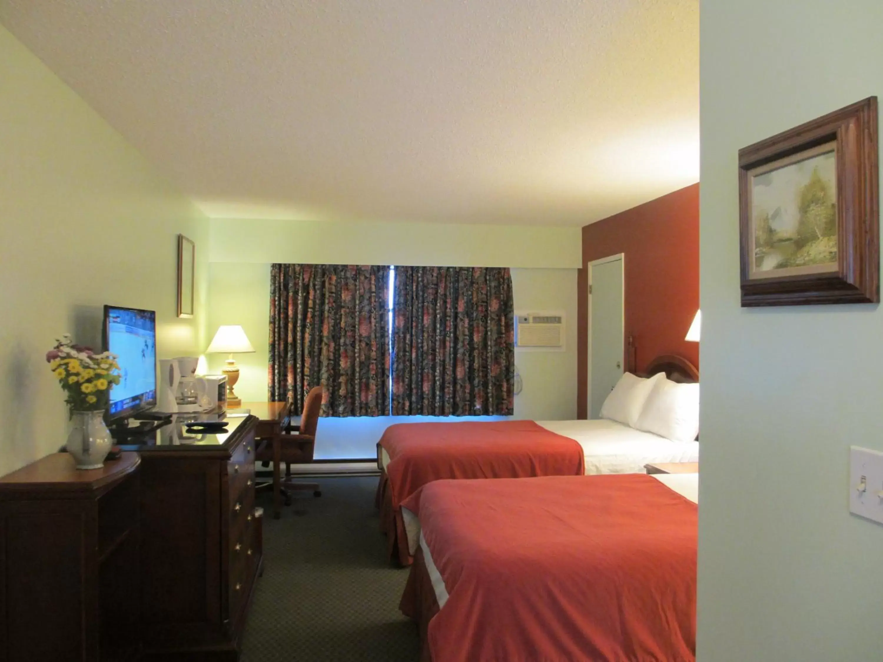 Photo of the whole room, Bed in Windsor Motel