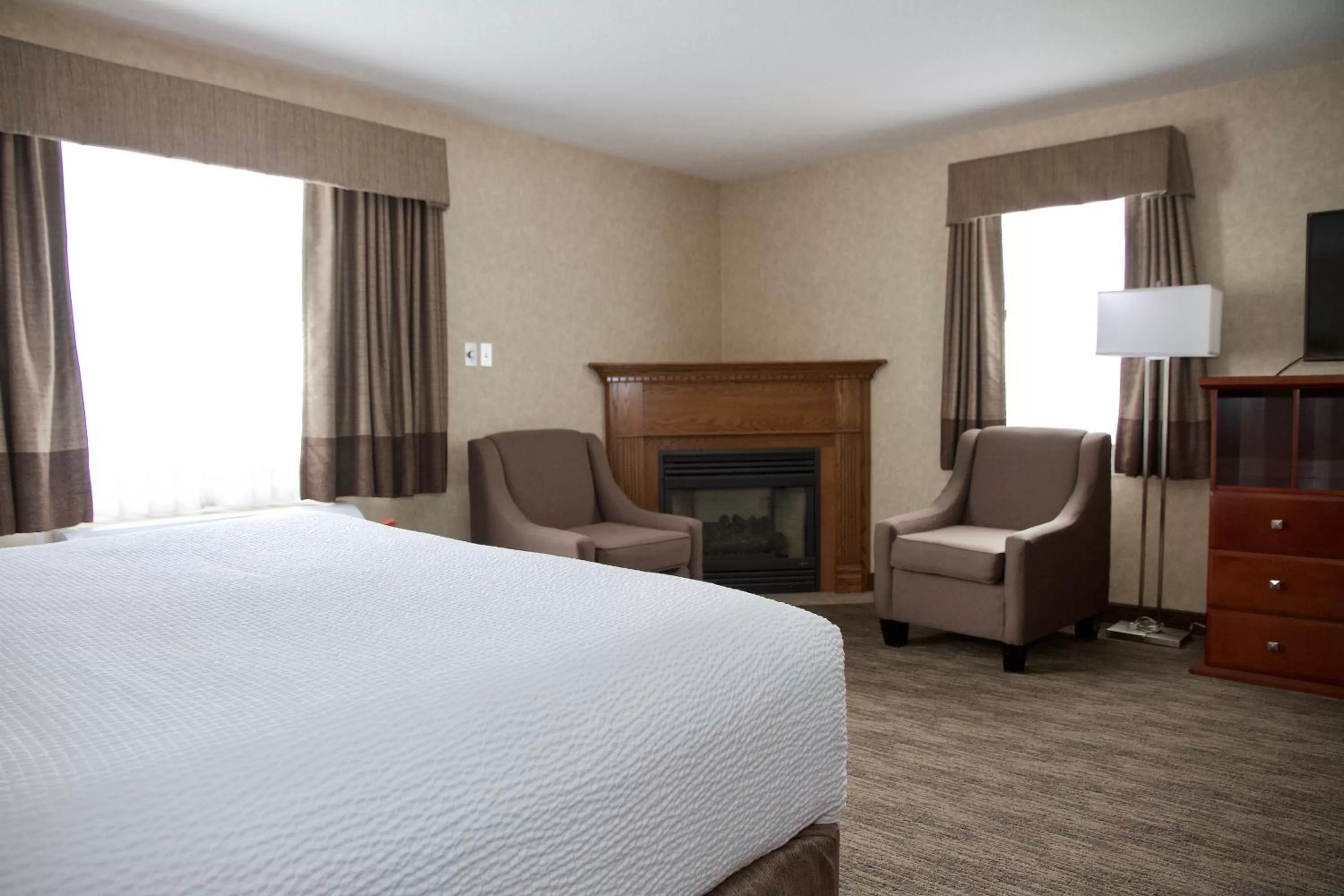 Photo of the whole room, Bed in Days Inn & Suites by Wyndham Brooks
