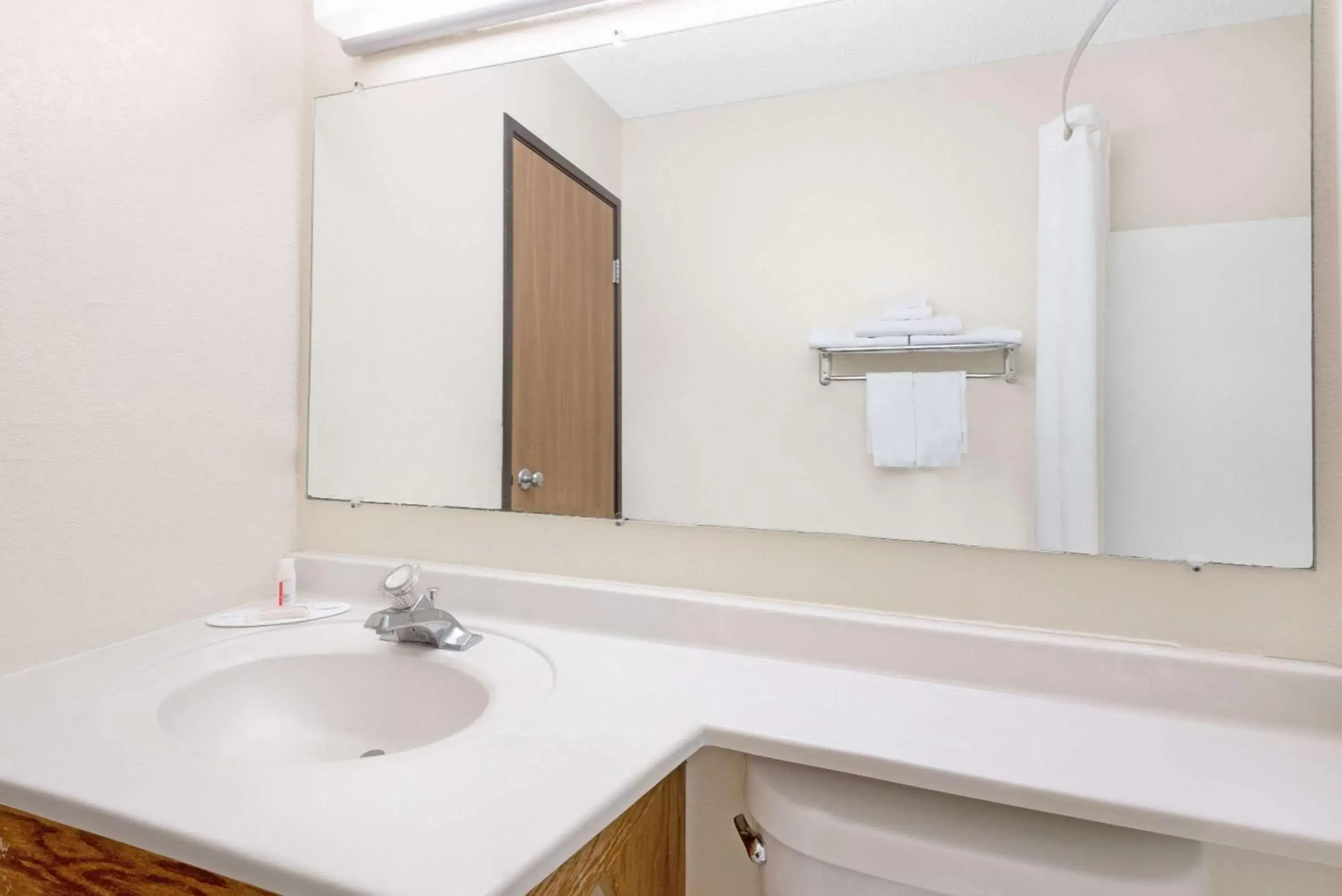 Photo of the whole room, Bathroom in Super 8 by Wyndham Kent/Akron Area