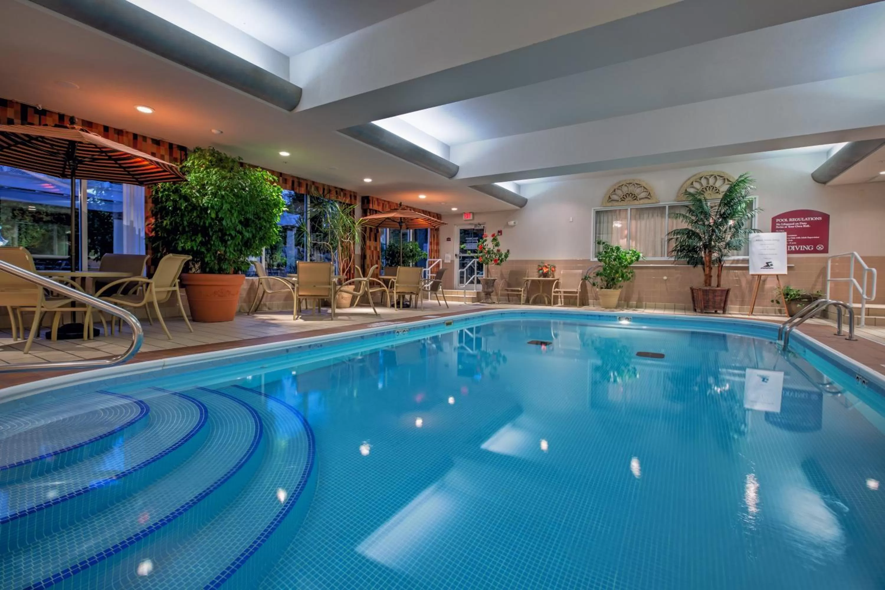 Swimming pool in Holiday Inn Express Hotel & Suites Youngstown North-Warren/Niles by IHG