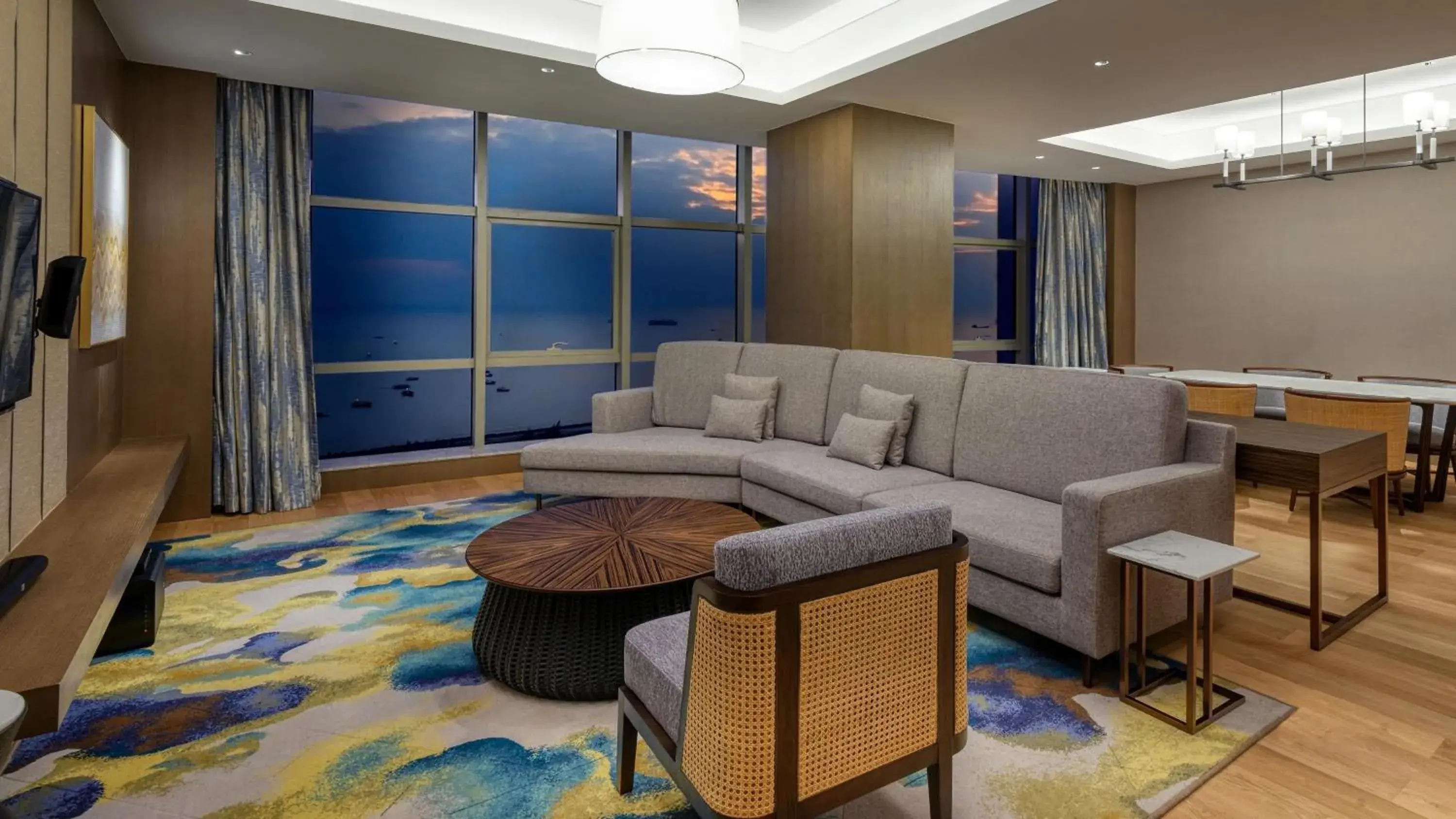 Bedroom, Lounge/Bar in Crowne Plaza Beihai Silver Beach, an IHG Hotel