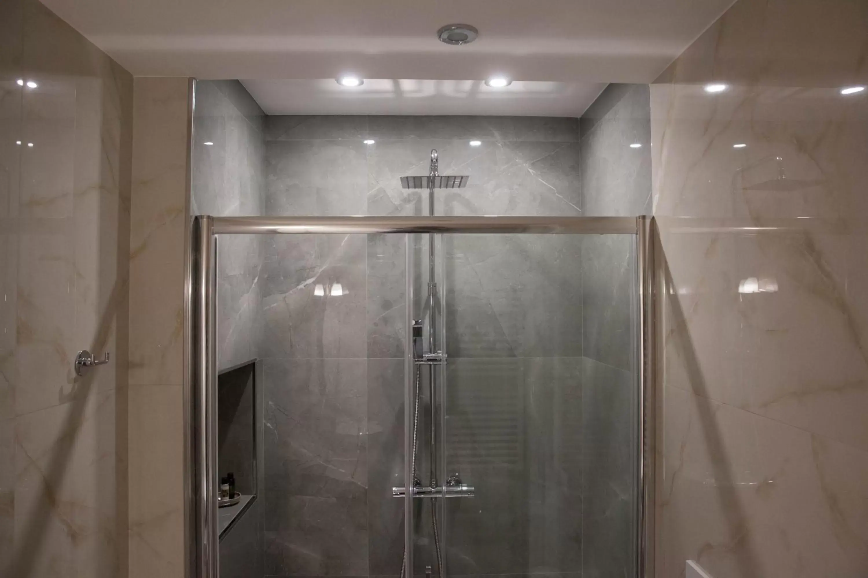 Shower, Bathroom in B&B Morelli Home