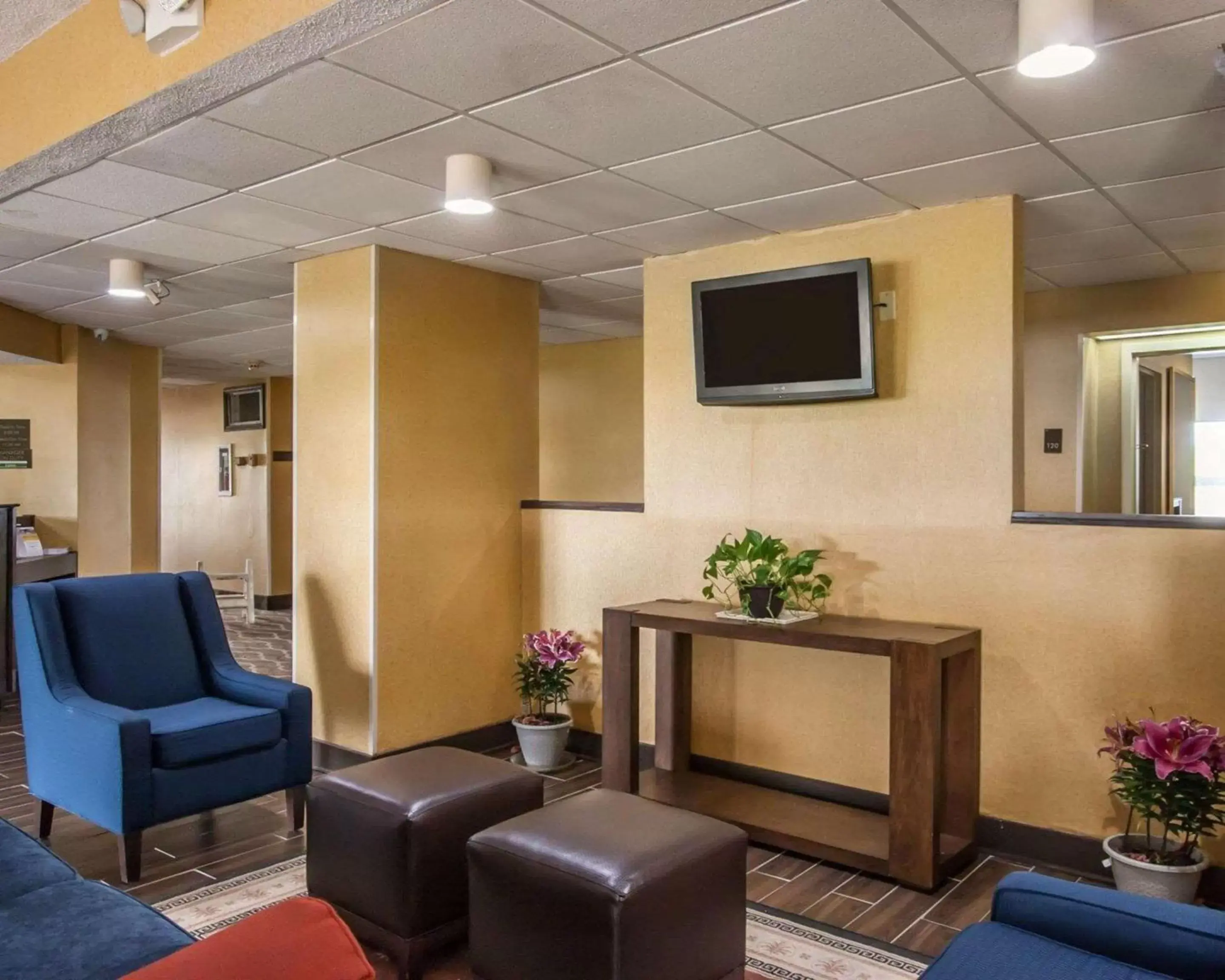 Lobby or reception, TV/Entertainment Center in Quality Inn Hayti North