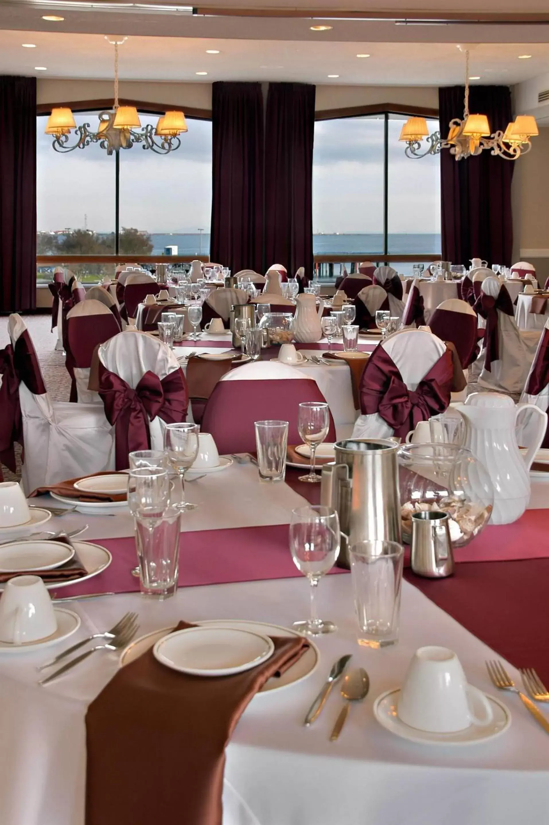 Banquet/Function facilities, Restaurant/Places to Eat in Red Lion Hotel Port Angeles Harbor