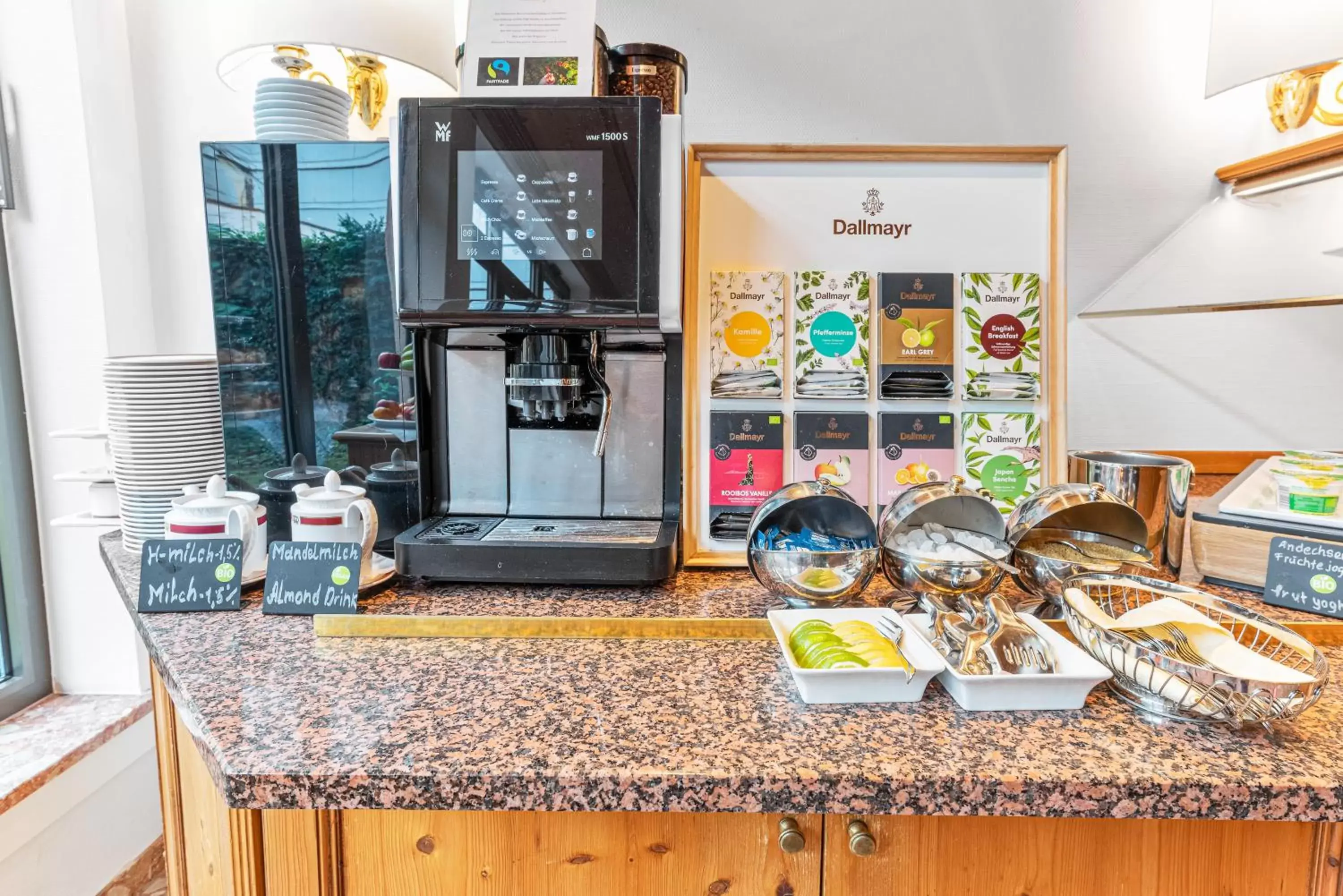 Coffee/tea facilities in King's Hotel Center Superior