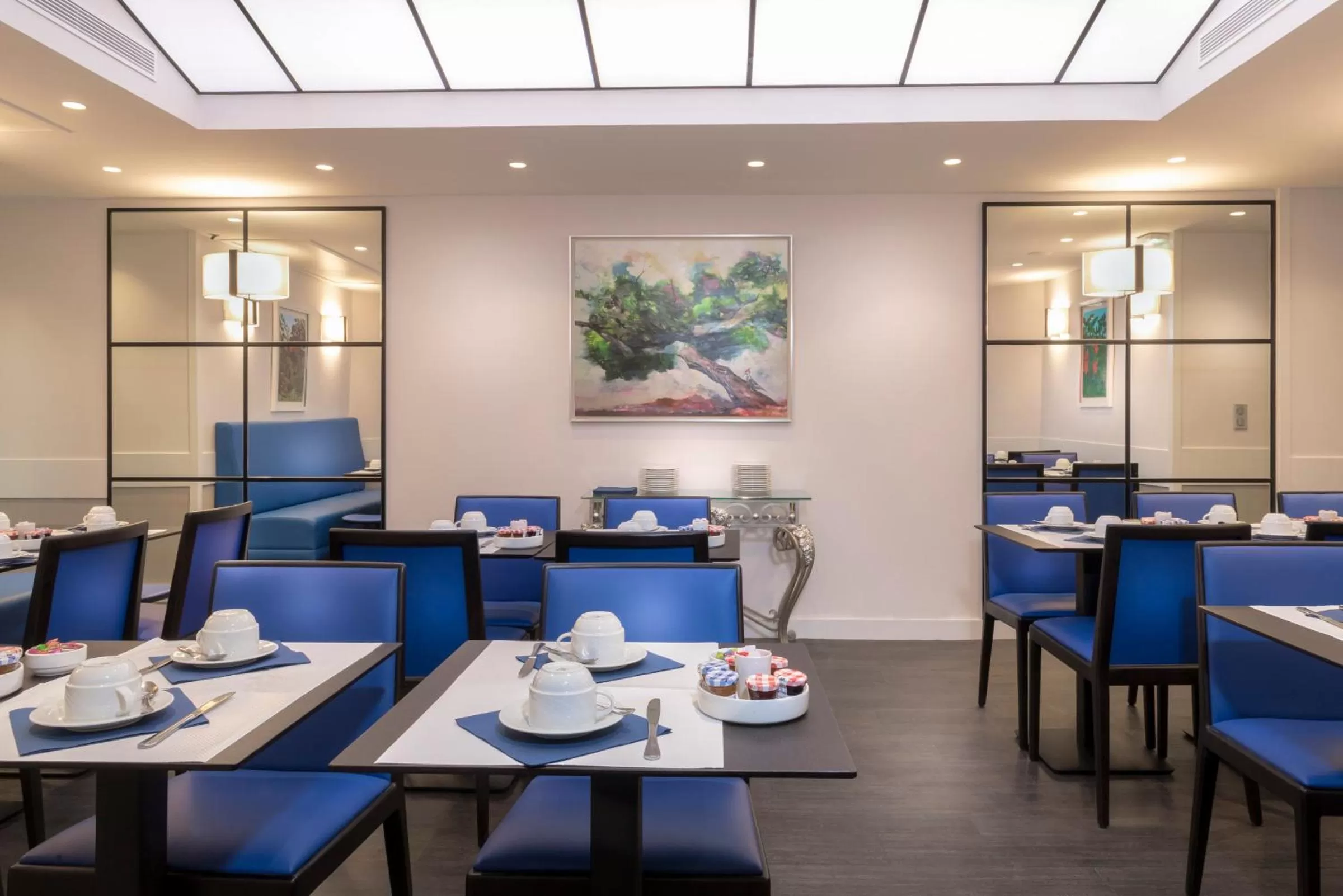 Restaurant/places to eat in Elysées Ceramic