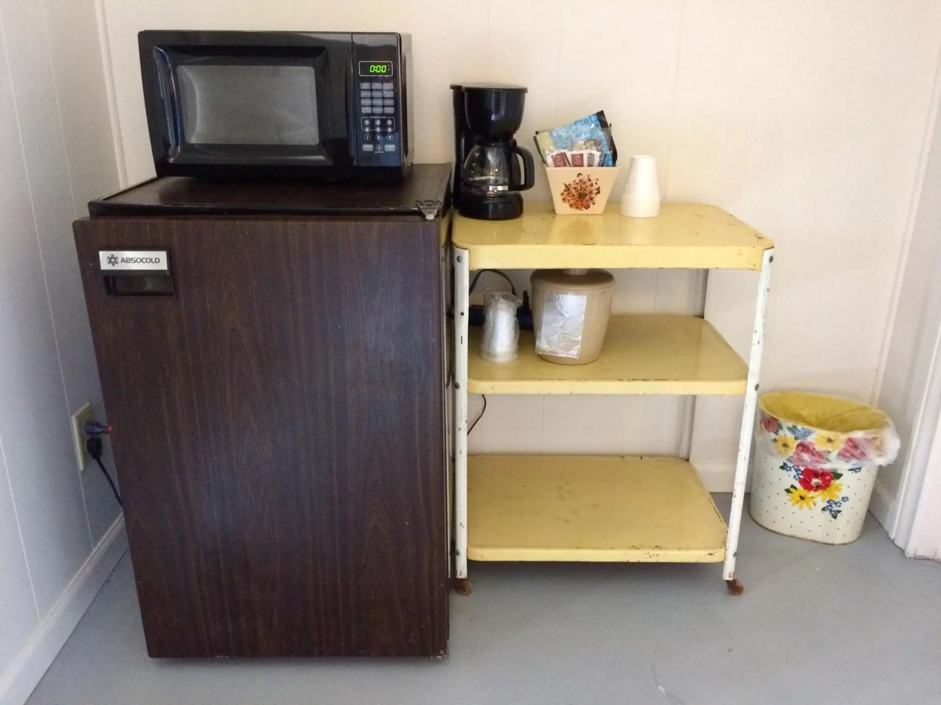 Coffee/tea facilities in Hotel Kitsmiller on Main