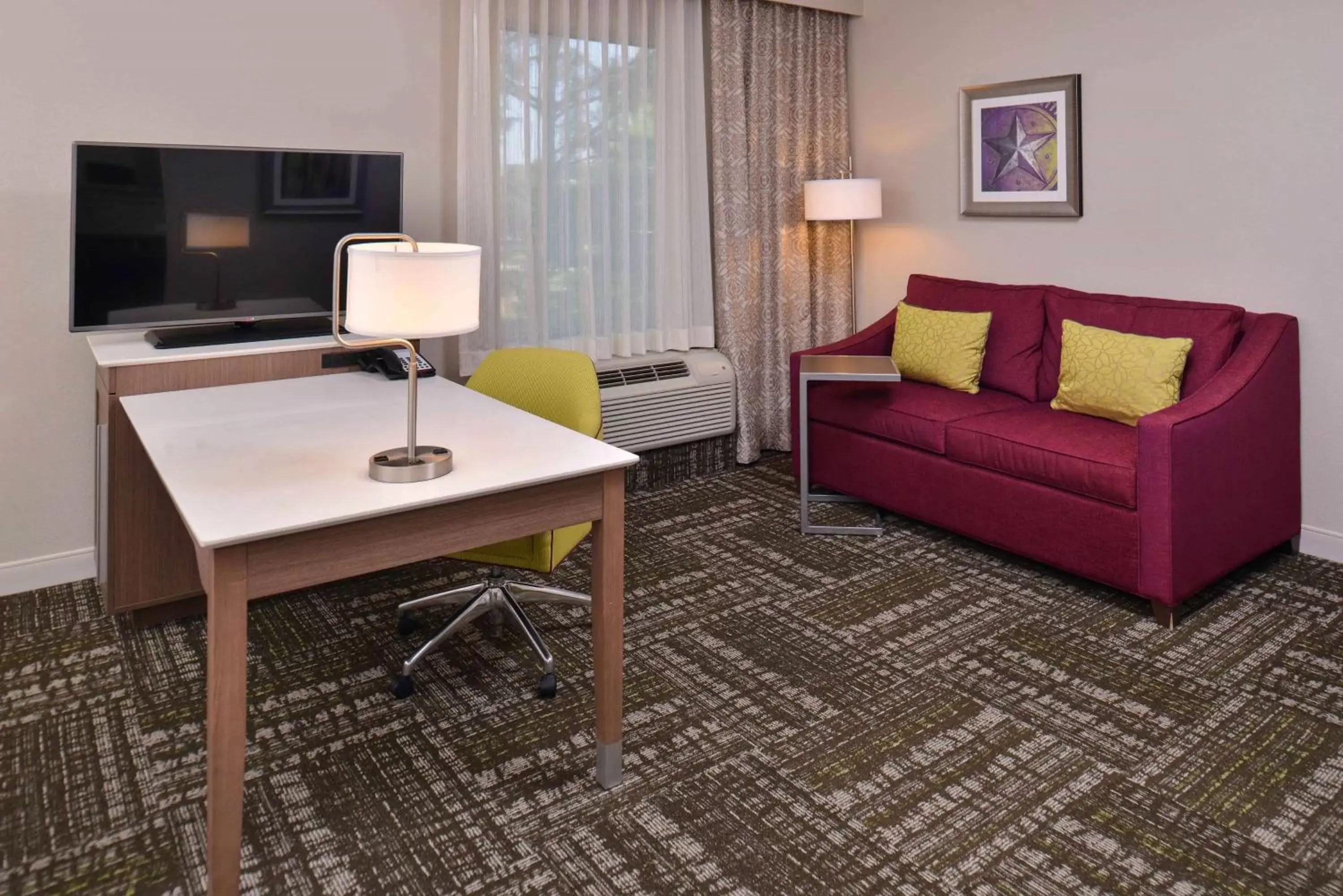Bed, Seating Area in Hampton Inn & Suites Dallas Market Center
