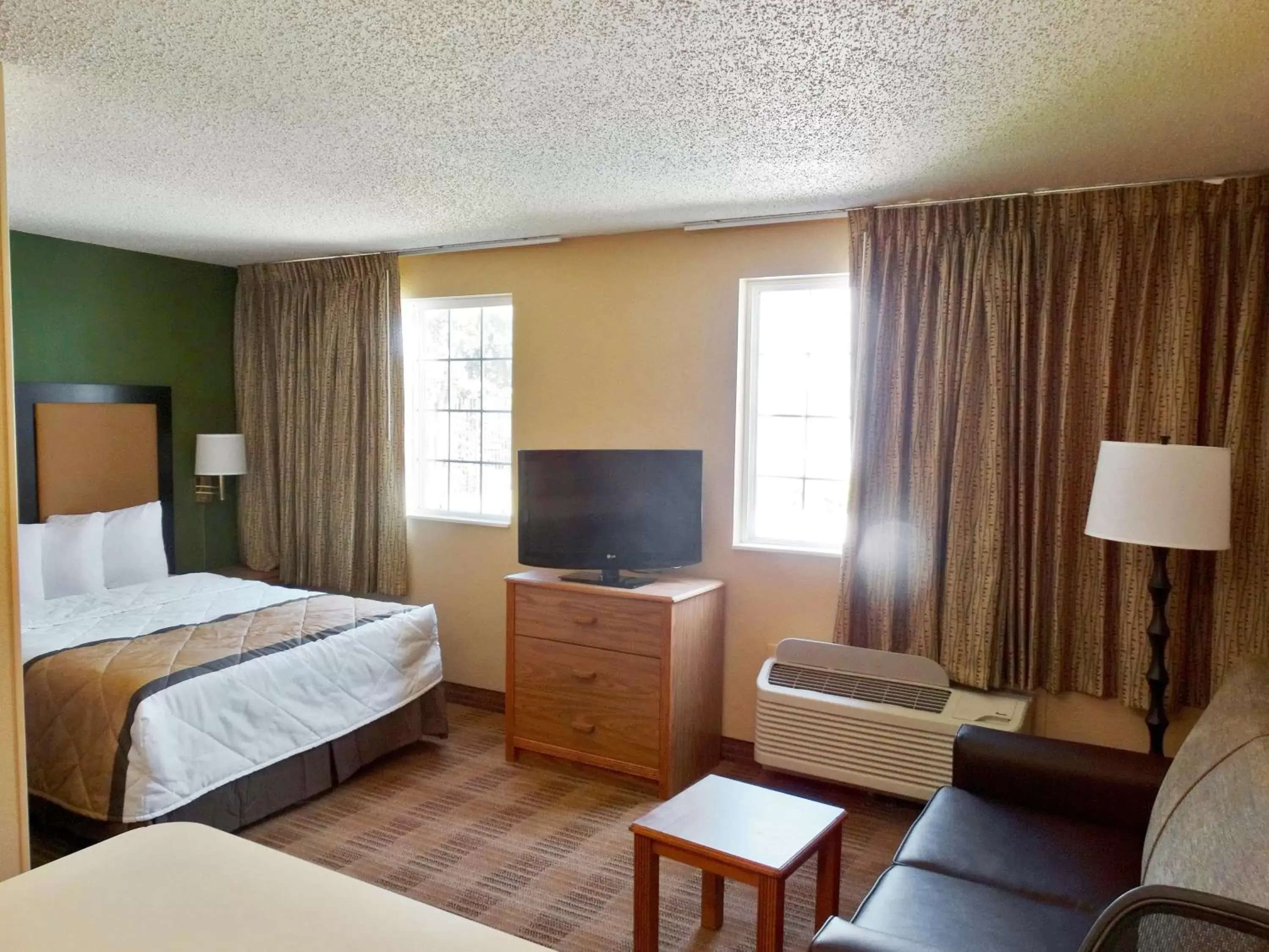 Bed in Extended Stay America Suites - Cincinnati - Blue Ash - Reed Hartman