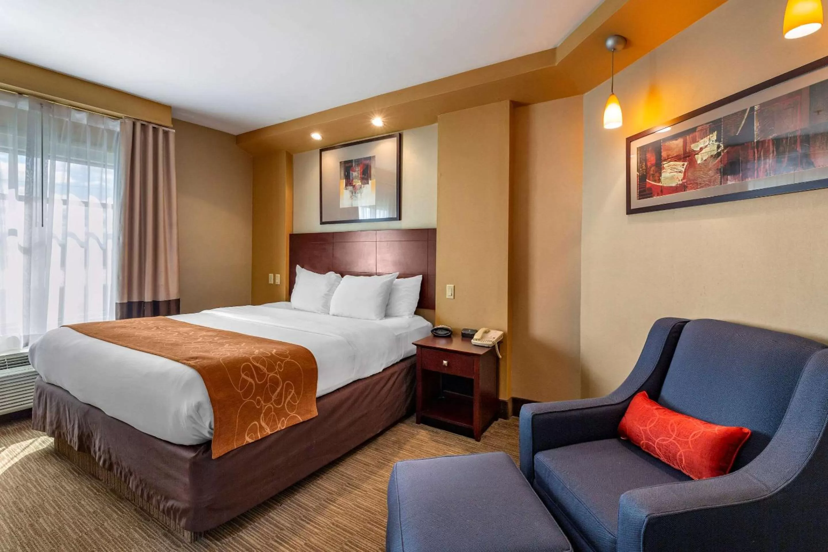 Bedroom, Bed in Comfort Suites Perrysburg - Toledo South