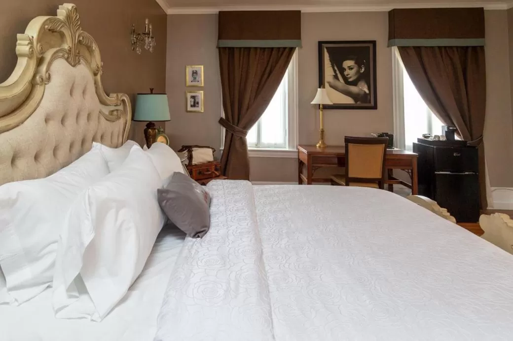 Photo of the whole room, Bed in Grey Gables Inn